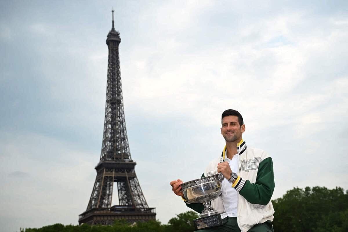 Novak Djokovic a posé avec la coupe des Mousquetaires, son 23e trophée majeur, devant la tour Eiffel, lundi.
