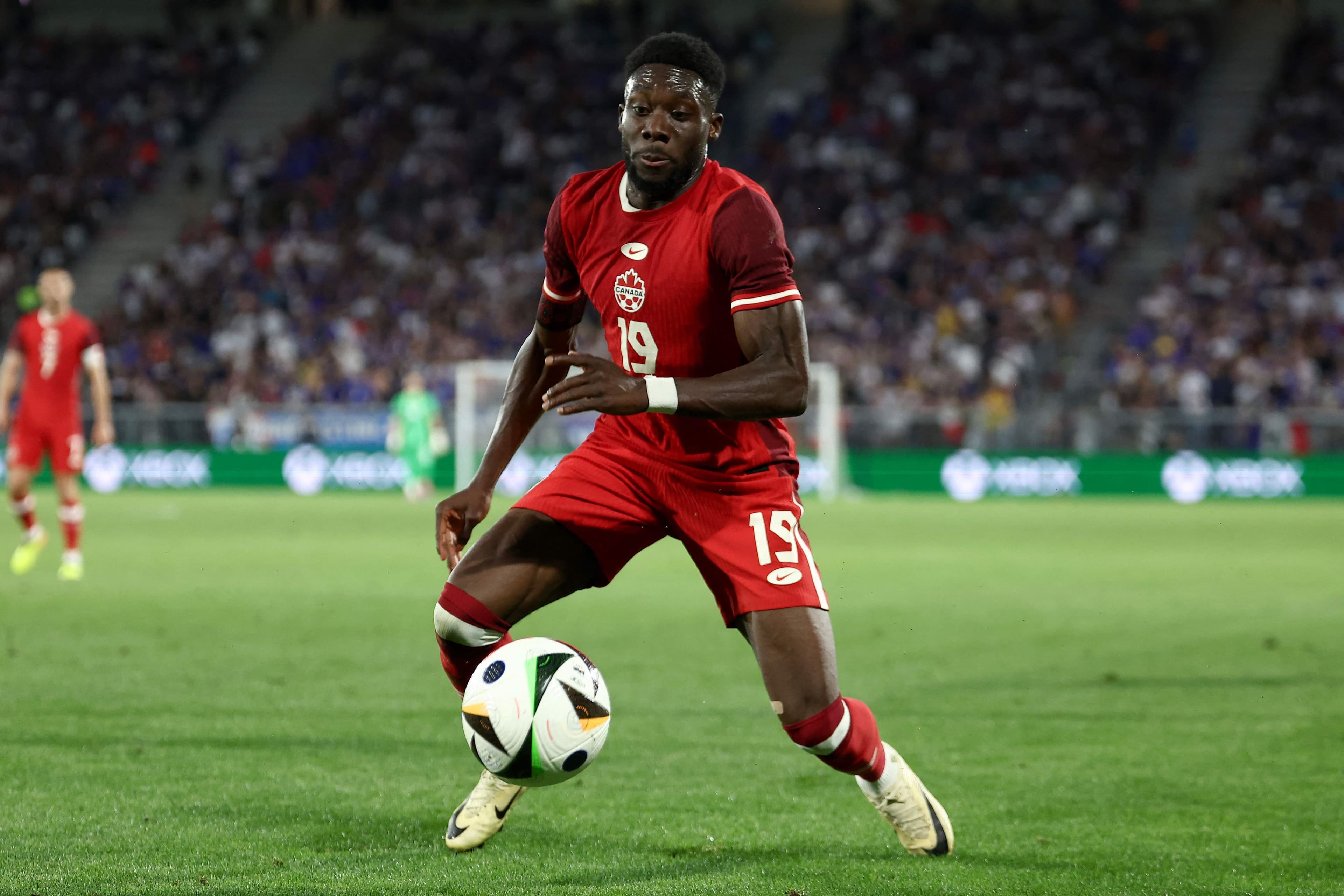 Alphonso Davies, que l’on voit dans l’uniforme canadien sur cette photo prise en 2024, demeure un cas incertain pour le premier match du Canada, vendredi.