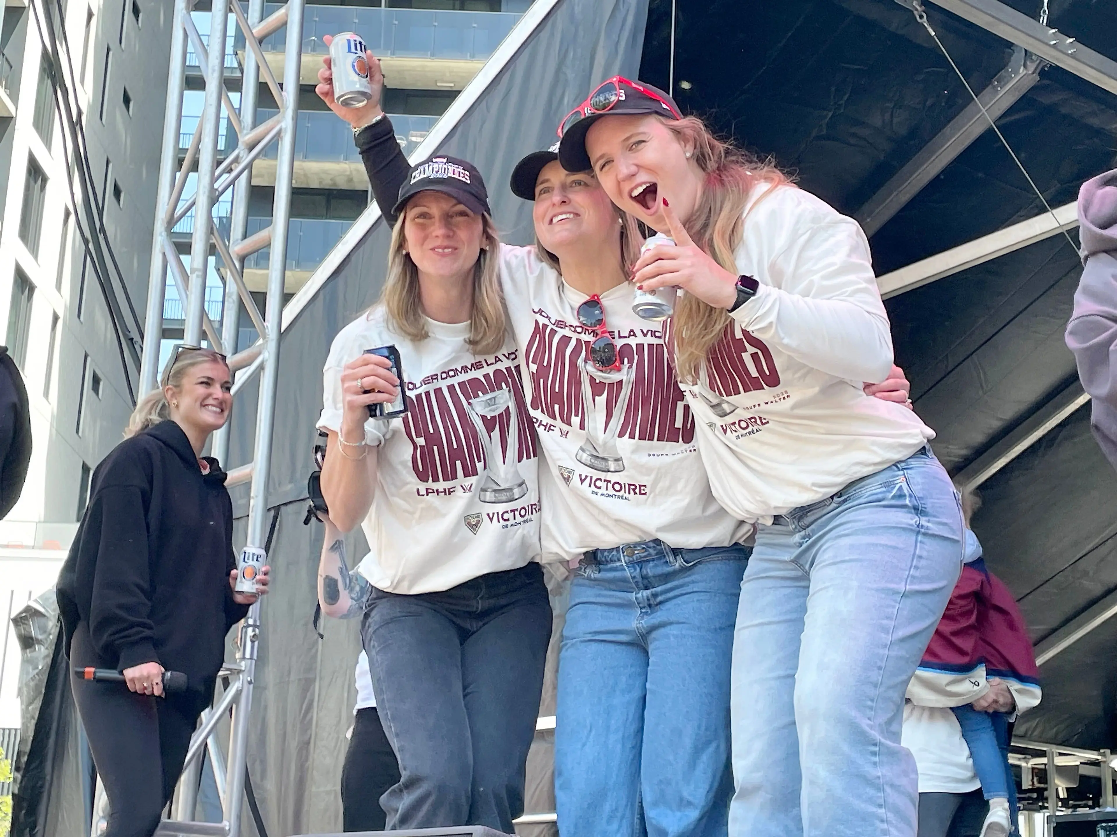 Laura Stacey, Marie-Philip Poulin et Ann-Renée Desbiens lors de la célébration du championnat de la Victoire de Montréal, samedi au centre-ville.
