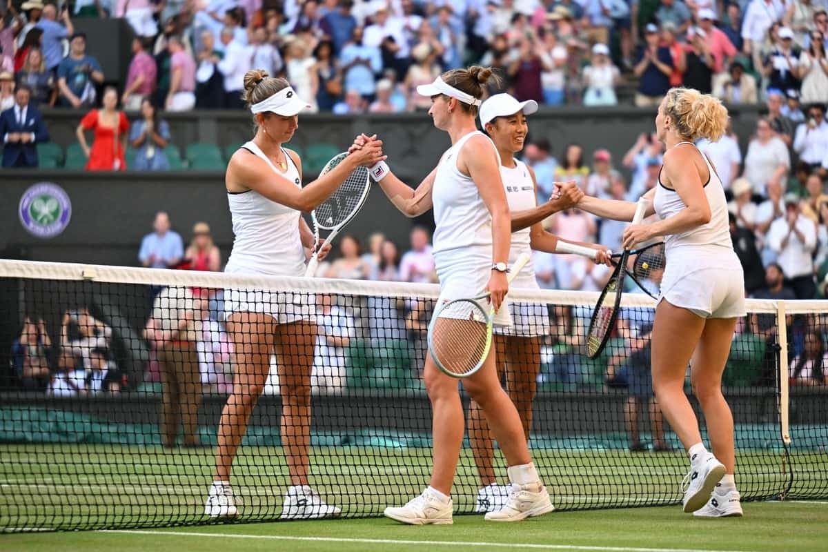Le code vestimentaire des Internationaux d’Angleterre imposait aux joueurs et joueuses des tenues blanches sur le gazon londonien, marquant une singularité au regard des autres Majeurs, l’Open d’Australie, Roland-Garros et l’US Open.