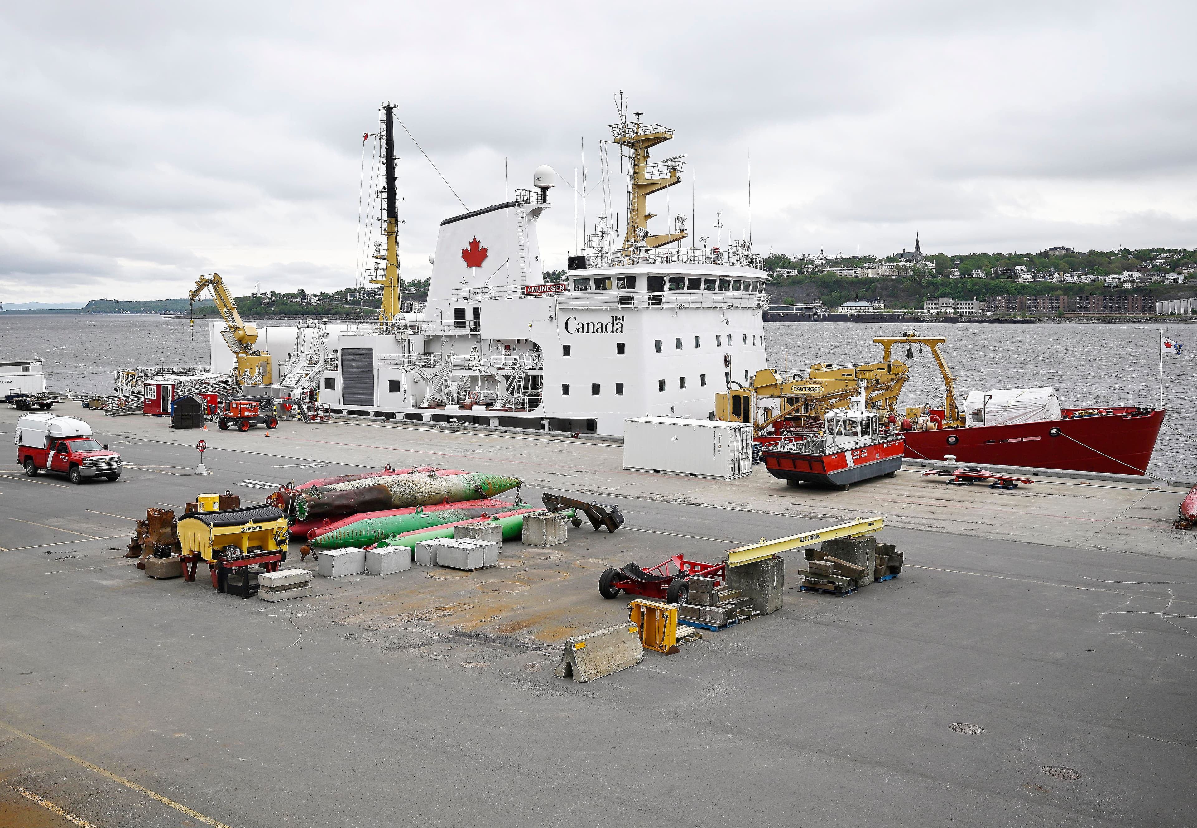 Le camion chargeur fourni par First Quantum Services doit notamment servir à déplacer des bouées (sur la photo, au centre) à la base de la Garde côtière canadienne à Québec
