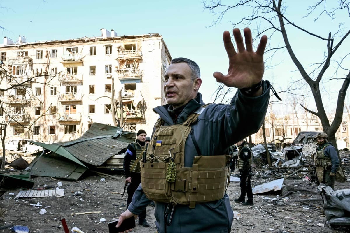 Le maire de Kyïv Vitali Klitschko invite la population à s'éloigner d'un bâtiment résidentiel bombardé par les forces russes.