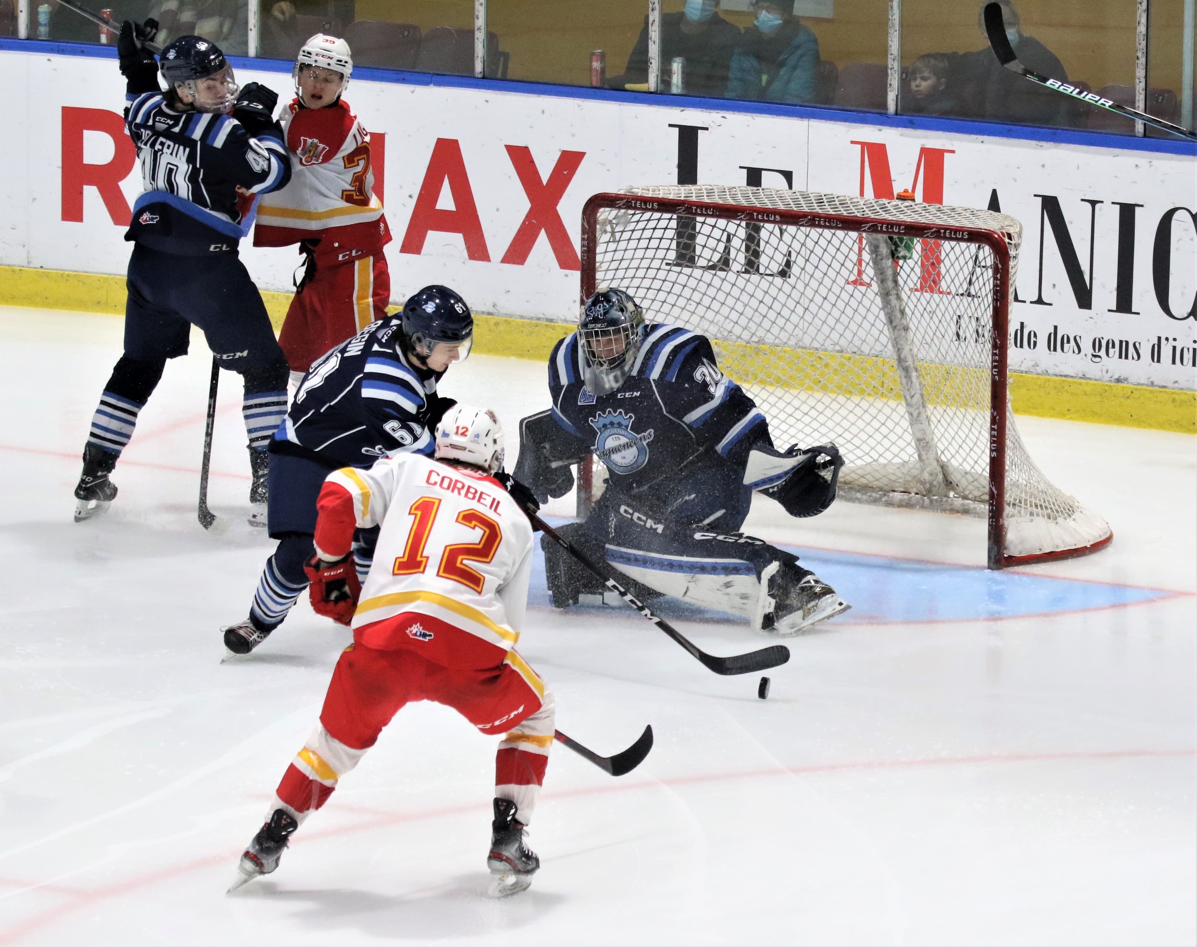 Benjamin Corbeil (numéro 12) du Drakkar tente un tir sur Sergei Litvinov des Saguenéens, plus tôt cette saison.