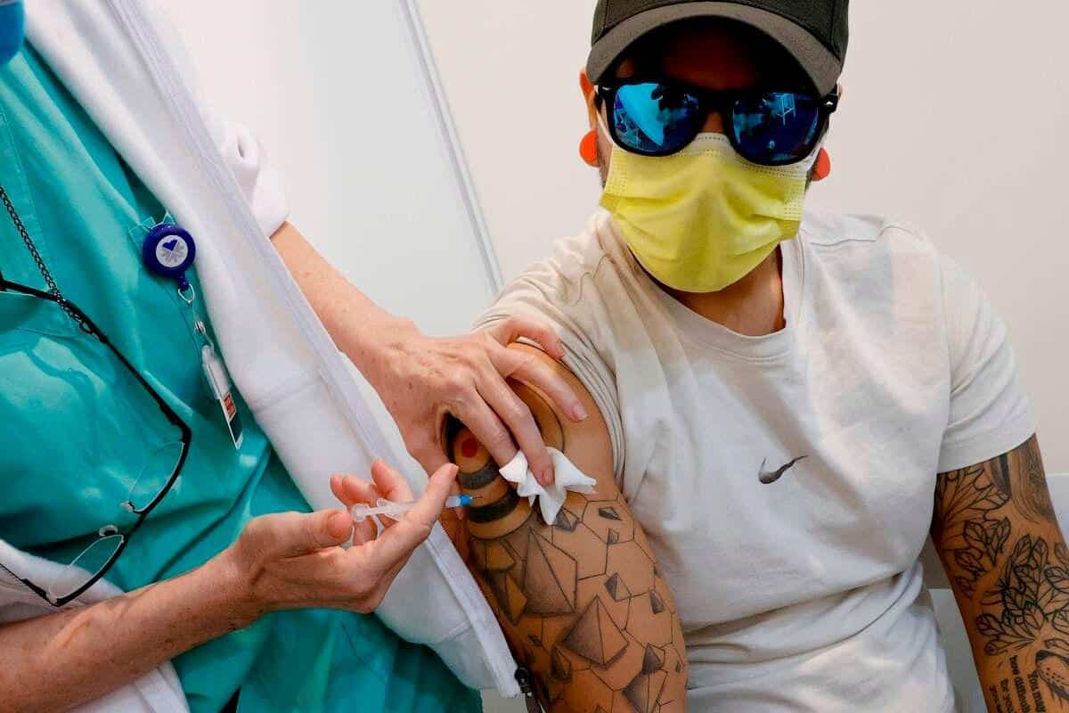 Un homme se fait vacciné contre la COVID-19 dans un centre médical à Tel Aviv en Israël. Le pays est un leader mondial dans la campagne de vaccination, avec des millions de personnes vaccinées en peu de jours.