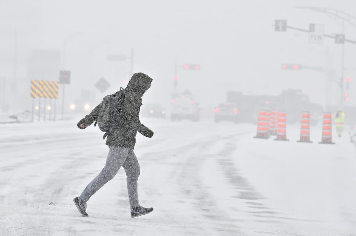 Un marcheur brave la neige sur le boulevard Laurier à Québec, mercredi.