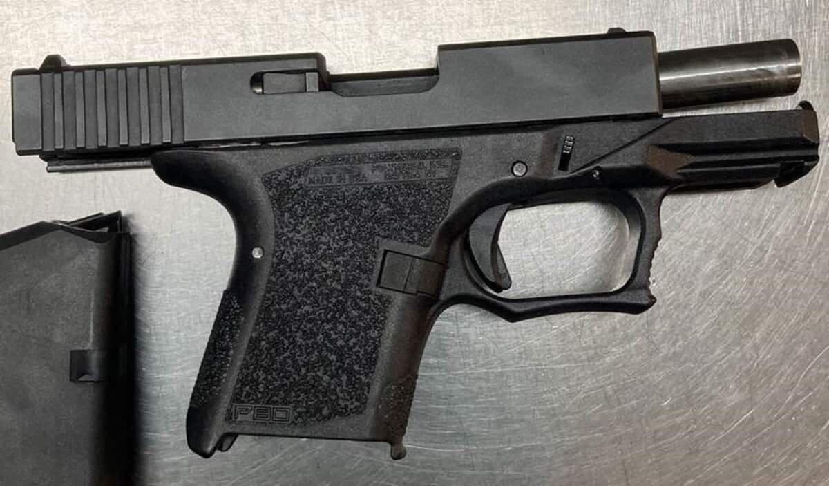 Un ensemble complet d'une arme fantôme saisi à Los Angeles a été fournie par les autorités américaines le 12 avril 2022.
