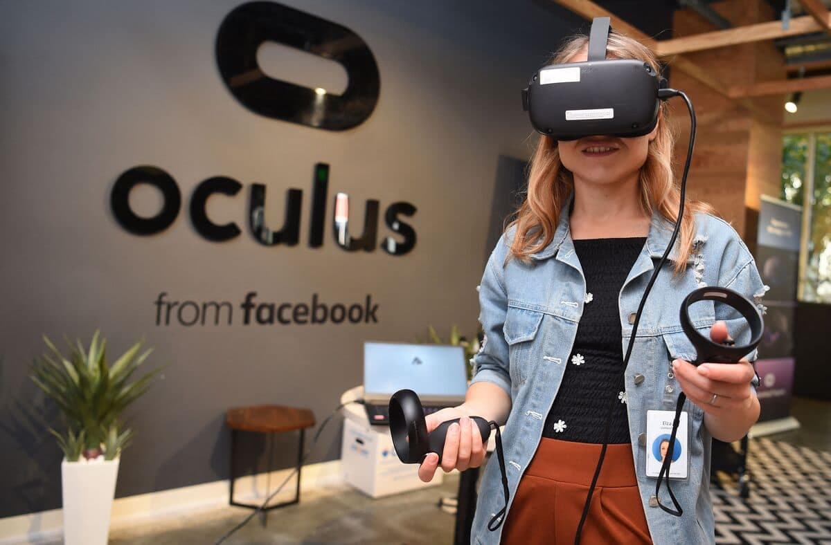 Facebook a acheté la jeune entreprise de réalité virtuelle Oculus VR pour 2 milliards $ en 2014.
