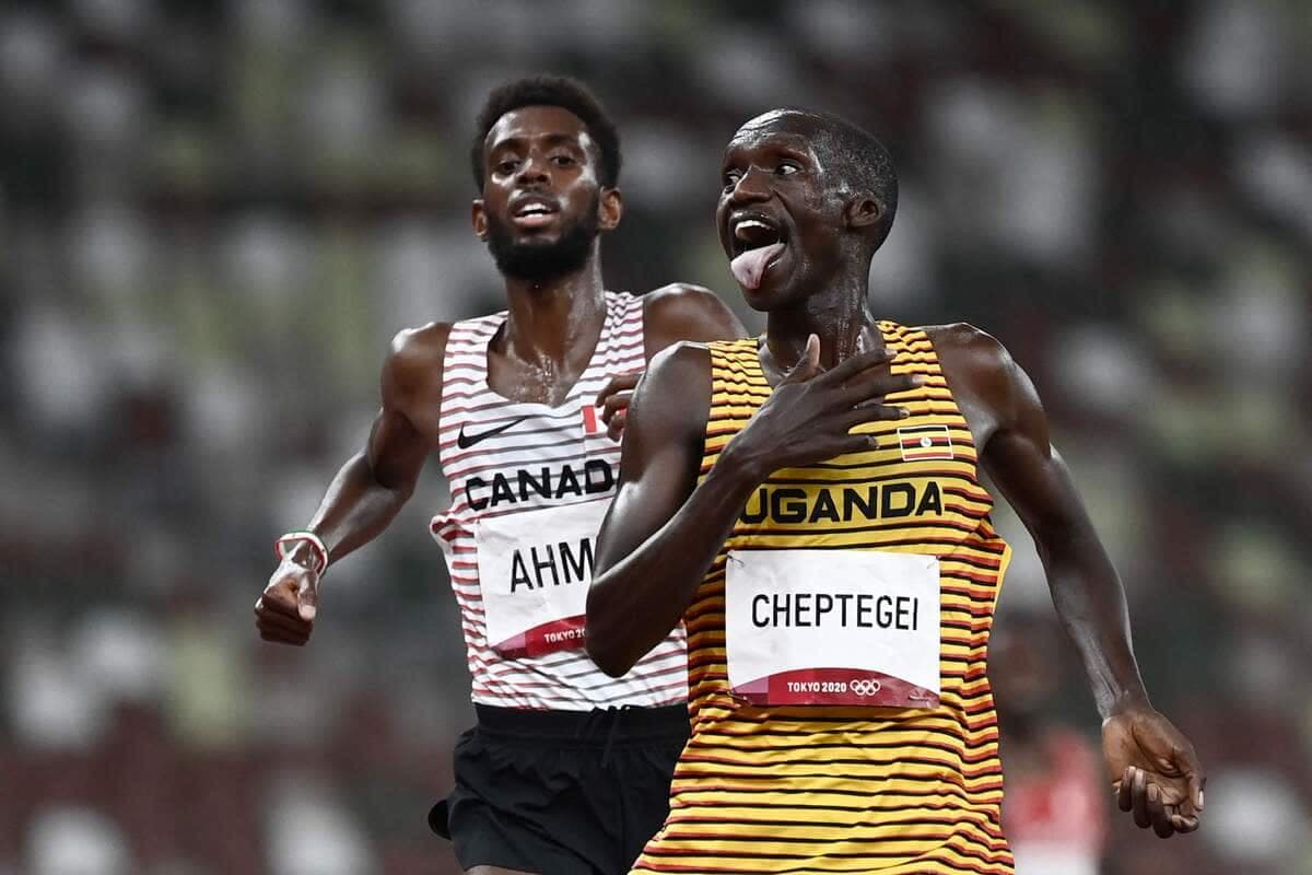 Mohammed Ahmed (en arrière-plan) lors de l'épreuve du 5000 m.