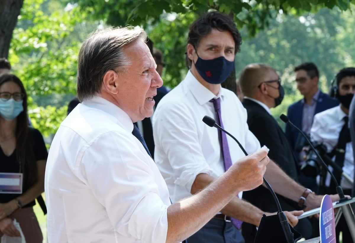 Le premier ministre du Québec, François Legault (à l'avant-plan), et le premier ministre du Canada, Justin Trudeau