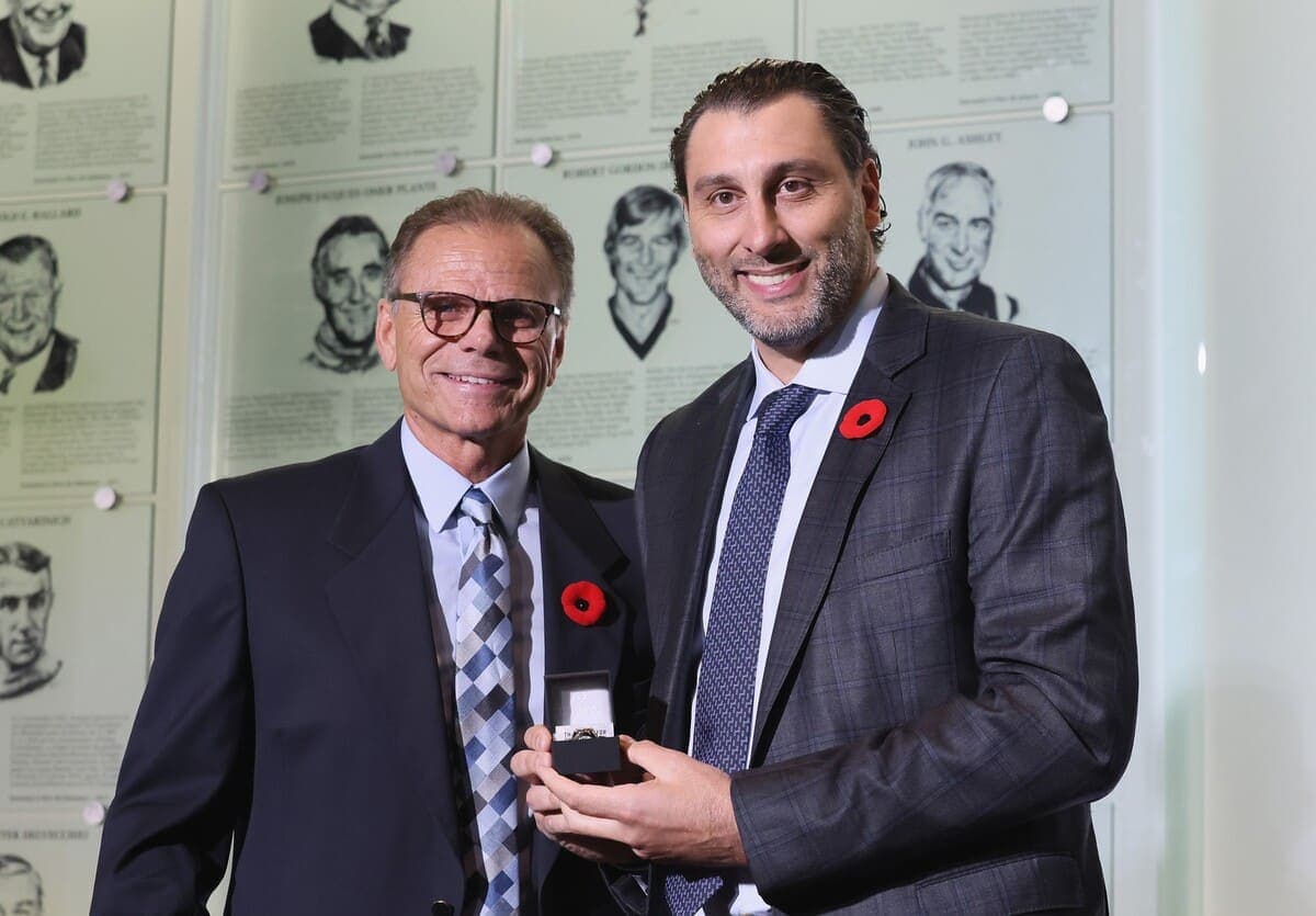 Président du comité de sélection du Temple de la renommée du hockey, Mike Gartner a remis la bague à Roberto Luongo.