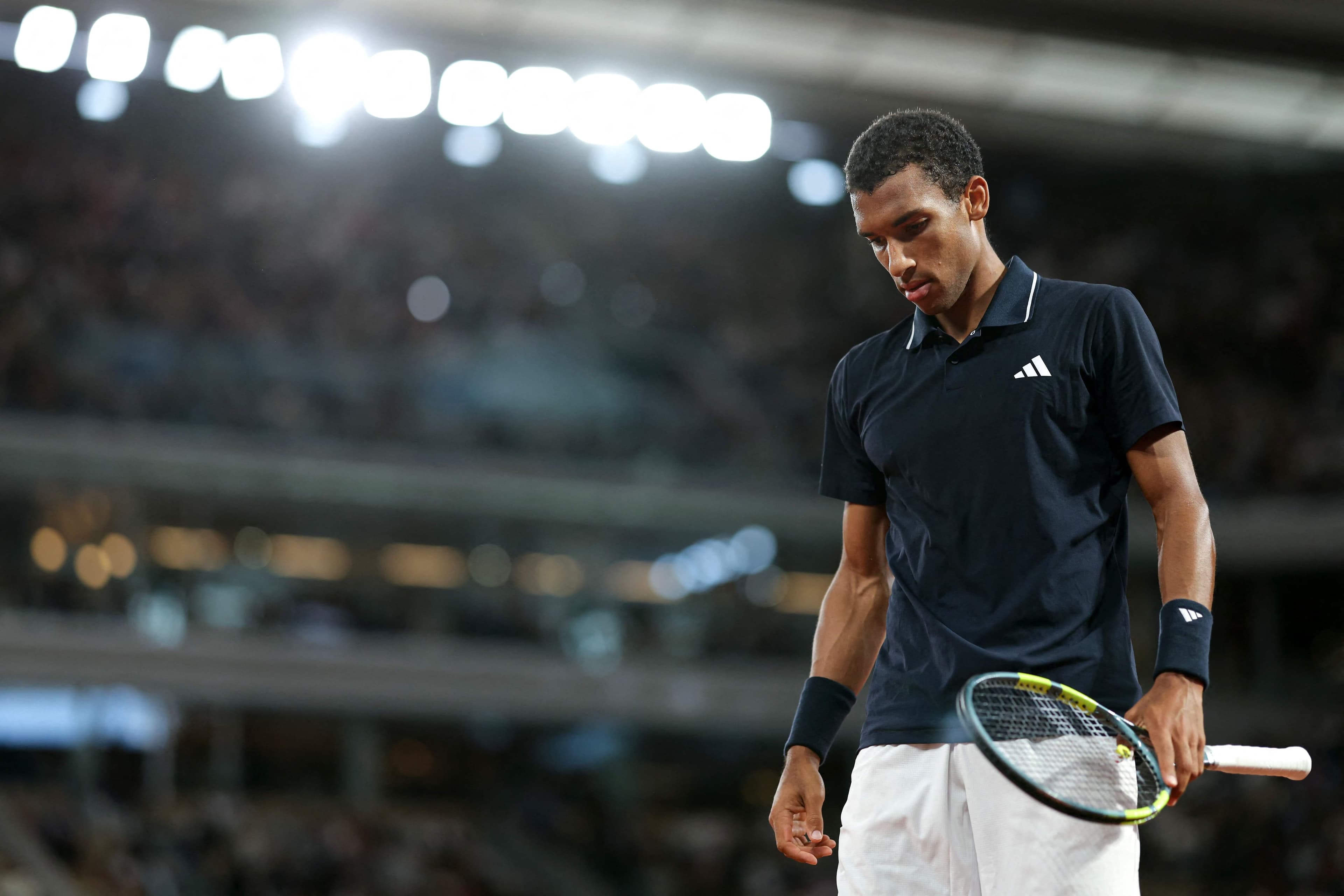 Félix Auger-Aliassime a démontré sa déception, mercredi, dans son match de quarts de finale à Roland-Garros, perdu devant l’Italien Flavio Cobolli.