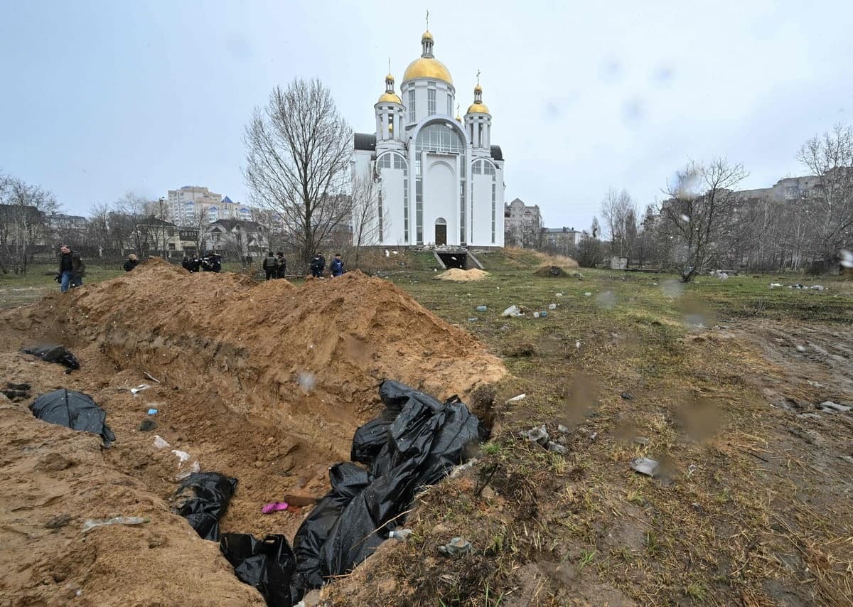 Des corps de civils ont été retrouvés dans une fosse commune à Boutcha, en Ukraine.