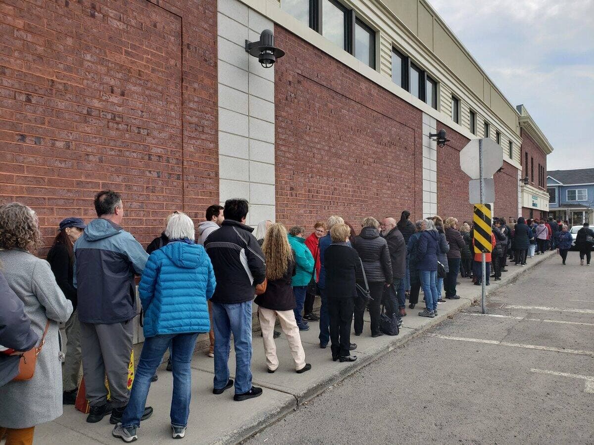 Plus de 150 personnes attendaient à l'extérieur du Jean Coutu de Rivière-du-Loup en espérant rencontrer leur idole.