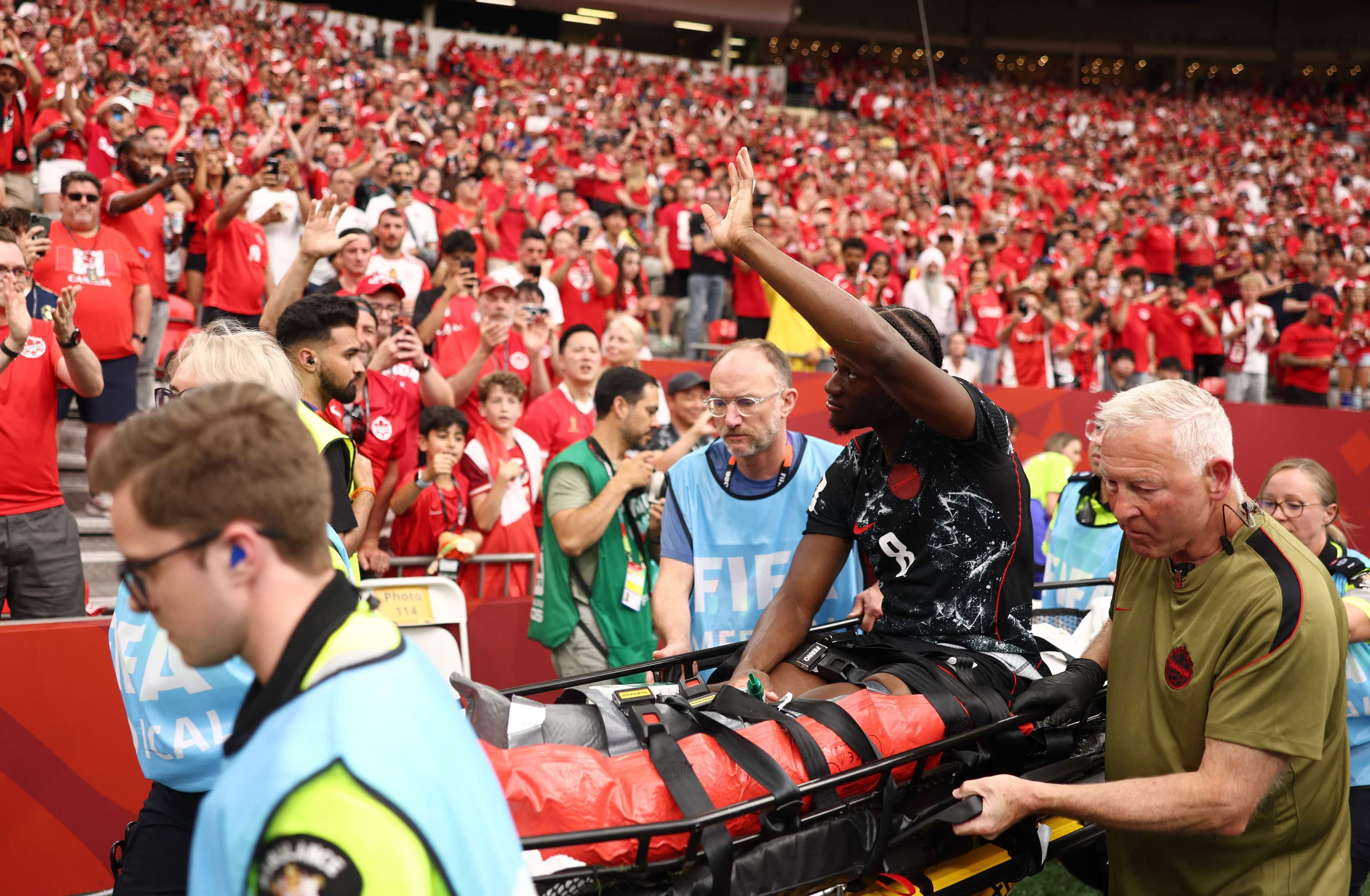 Le Québécois Ismaël Koné a salué la foule en quittant le BC Place sur une civière après s'être fracturé la jambe gauche, jeudi, contre le Qatar.