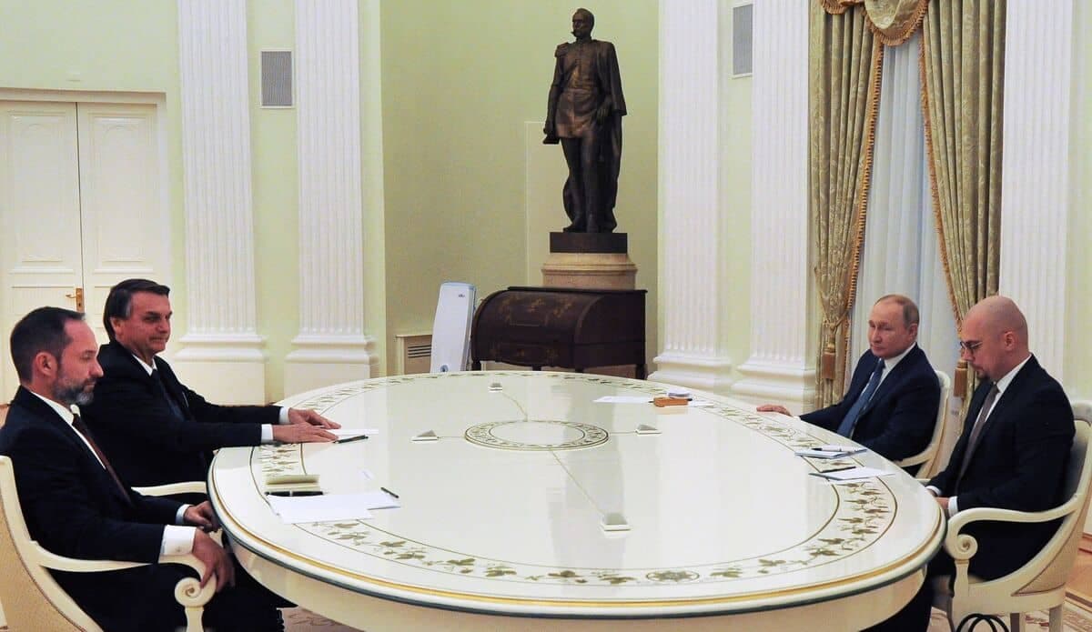 Le président du Brésil, Jair Bolsonaro (en haut à gauche), en compagnie du président russe Vladimir Poutine (en haut à droite) au Kremlin.