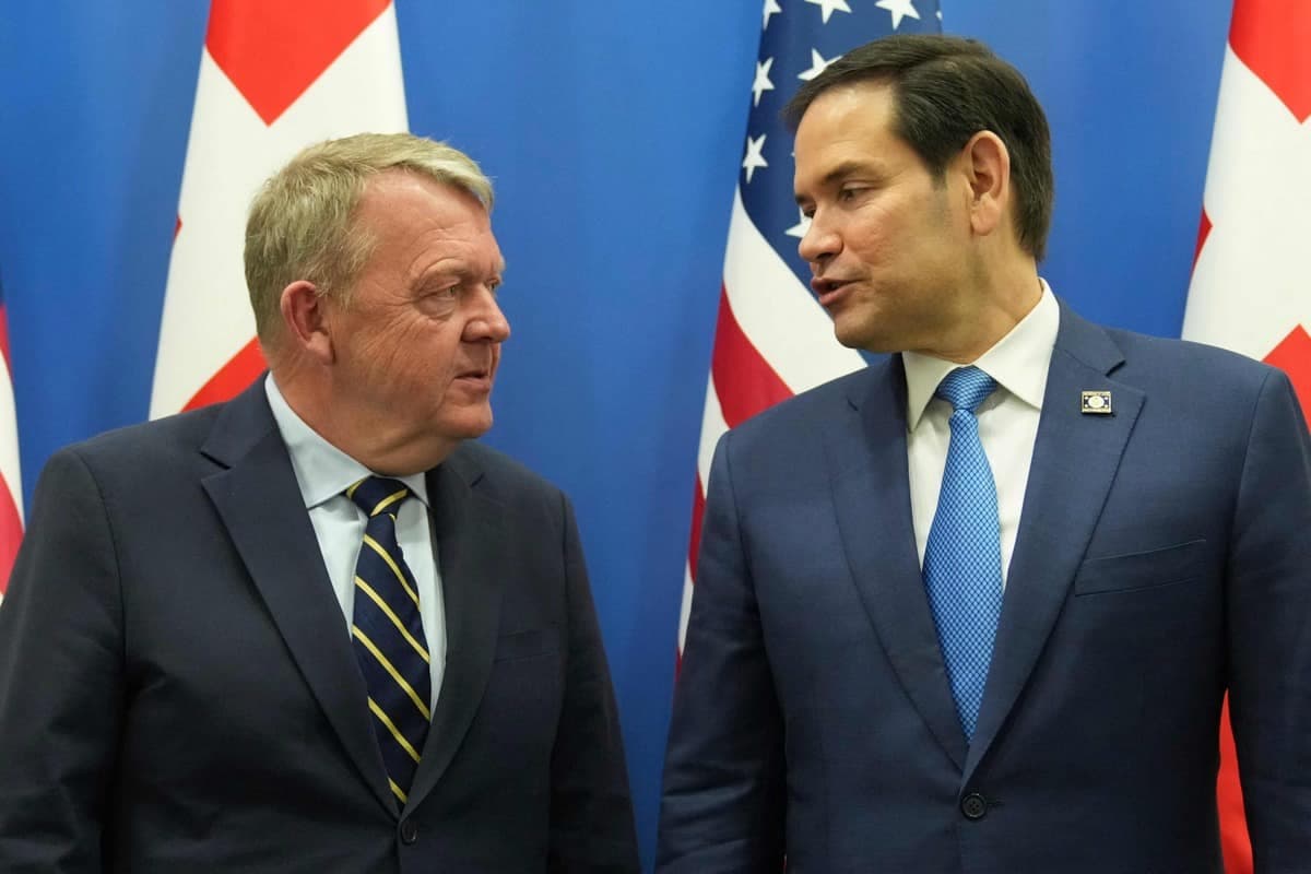 Le ministre danois des Affaires étrangères, Lars Lokke Rasmussen (à gauche), s'entretient avec le secrétaire d'État américain Marco Rubio (à droite) alors qu'ils posent pour la photo officielle lors d'une réunion des ministres des Affaires étrangères de l'OTAN au siège de l'OTAN à Bruxelles, le 3 avril 2025.