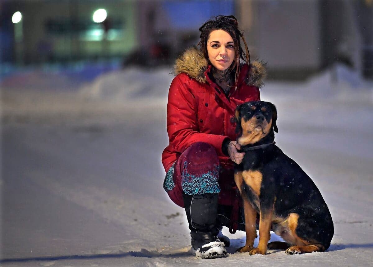 Mia (nom fictif), 28 ans a travaillé dans l’industrie du sexe. Depuis le début de la deuxième vague, elle travaille comme paire aidante auprès des personnes en situation précaire.