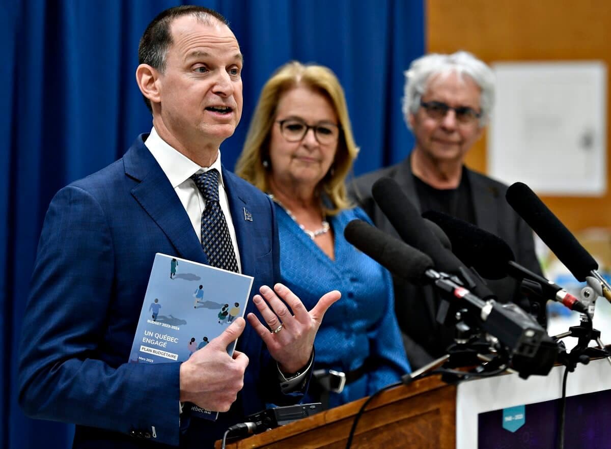 Le ministre des Finances, Eric Girard, et la ministre de la Famille, Suzanne Roy, ont annoncé que le budget comprendra une enveloppe de 50 M$ pour soutenir les oeuvres du docteur Gilles Julien, le 20 mars 2023.