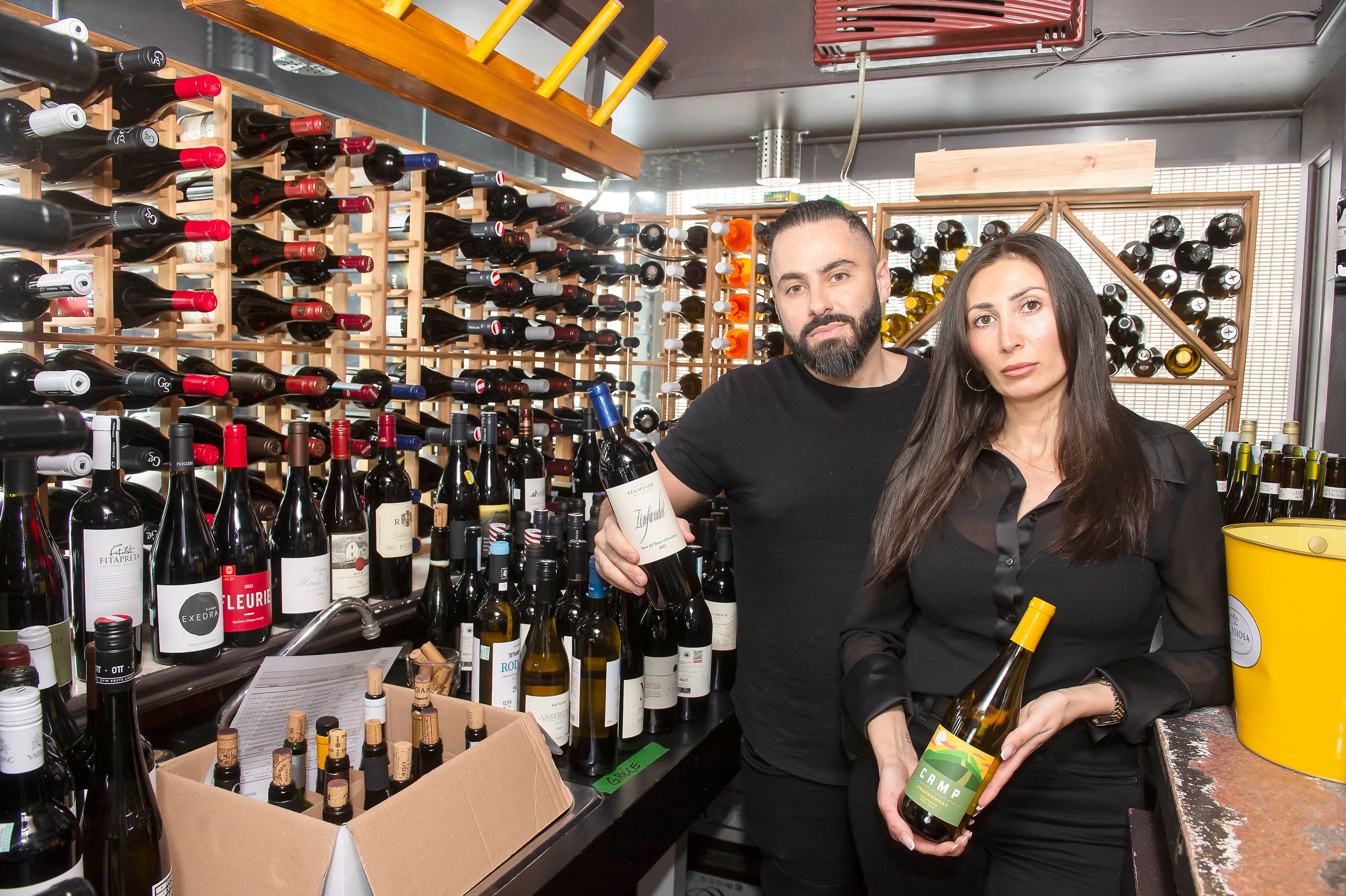 Alain Ejeil et son épouse Joyce Takla, copropriétaires du Bidon Taverne Culinaire, font le ménage cette semaine, notamment dans leurs bouteilles d’alcool, pour ne plus inclure de produits américains.
