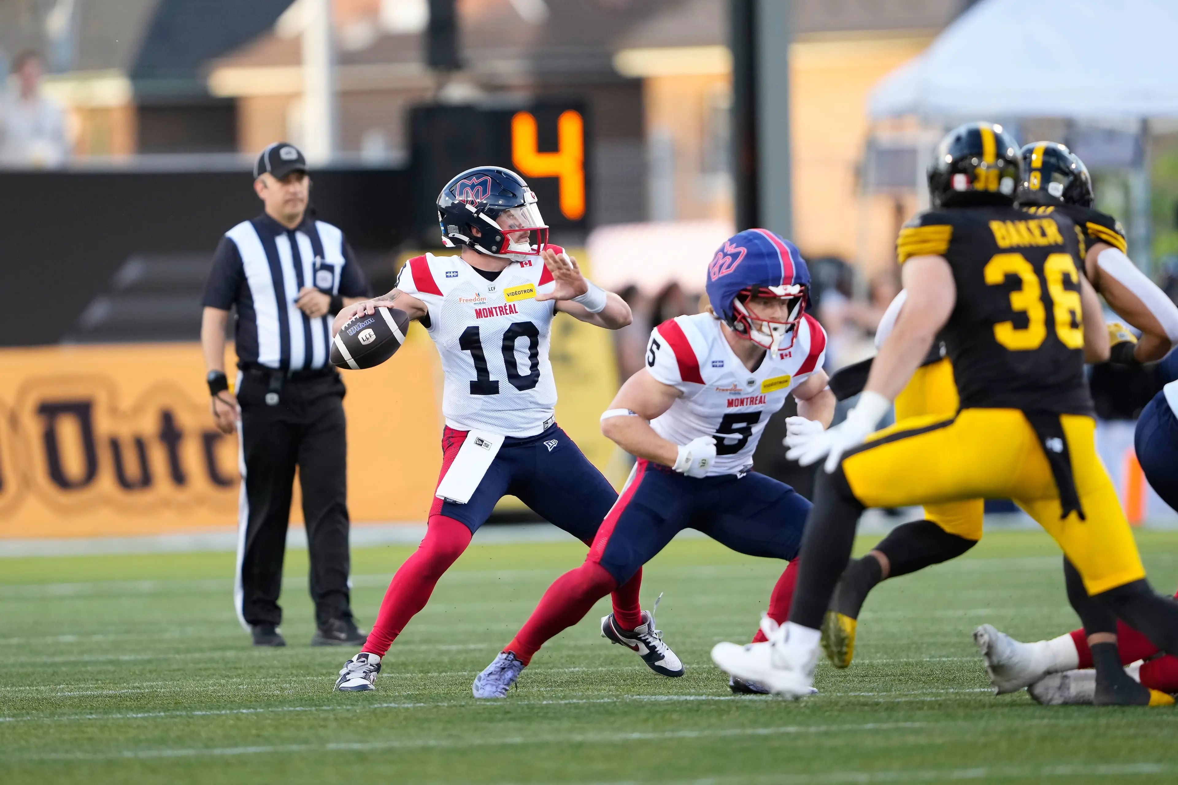 Le quart-arrière des Alouettes Davis Alexander tente une passe au premier quart, le jeudi 4 juin 2026 à Hamilton, durant le premier match de la saison régulière disputé contre les Tiger-Cats. Le porteur de ballon Travis Theis, qui protège Alexander, s'est blessé plus tard dans cette partie.