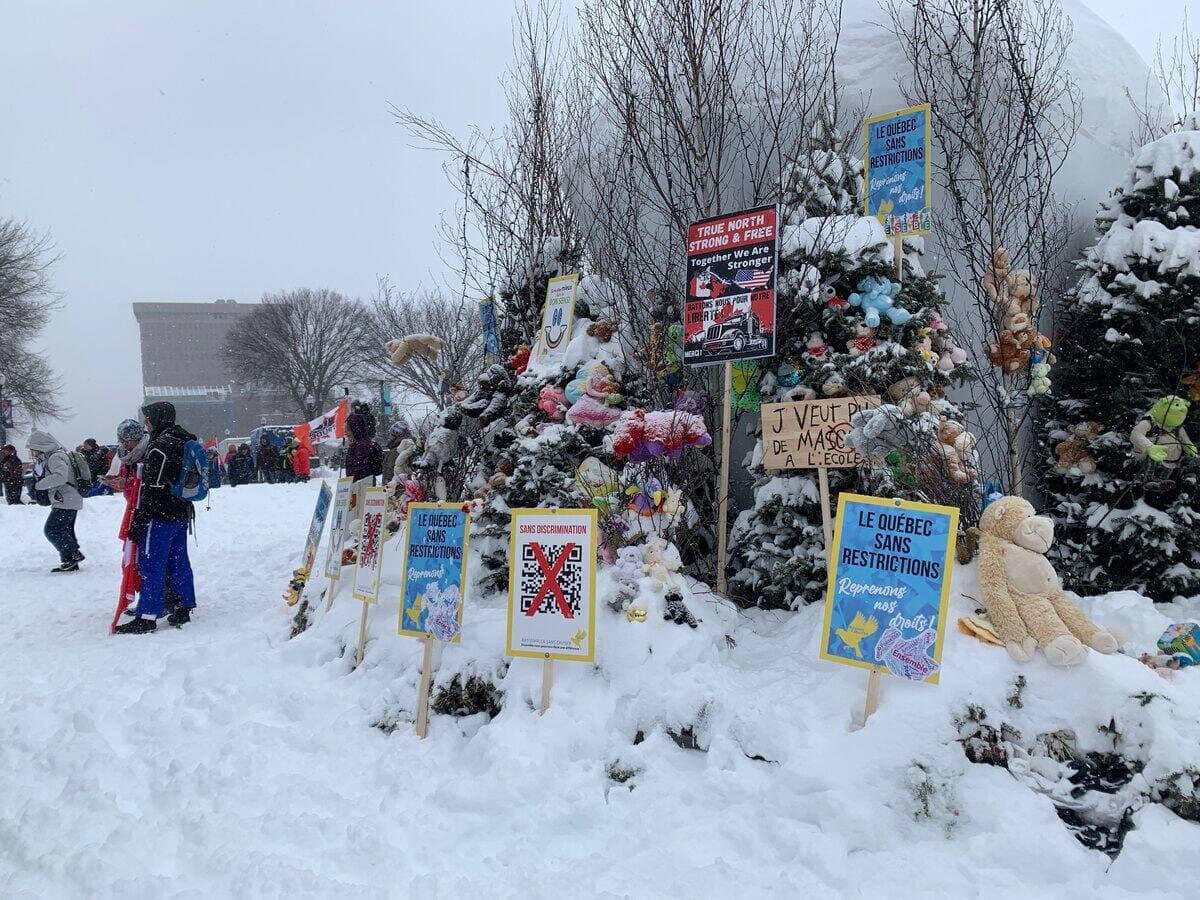 Les manifestants se mobilisent pour la deuxième fois en deux semaines contre l’urgence sanitaire sur la colline parlementaire à Québec.