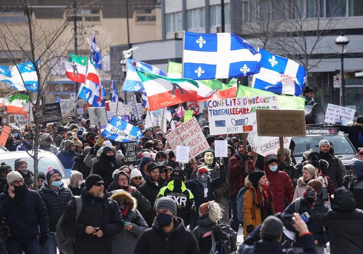 Environ 5000 manifestants ont pris la rue samedi contre les mesures sanitaires, à Montréal.