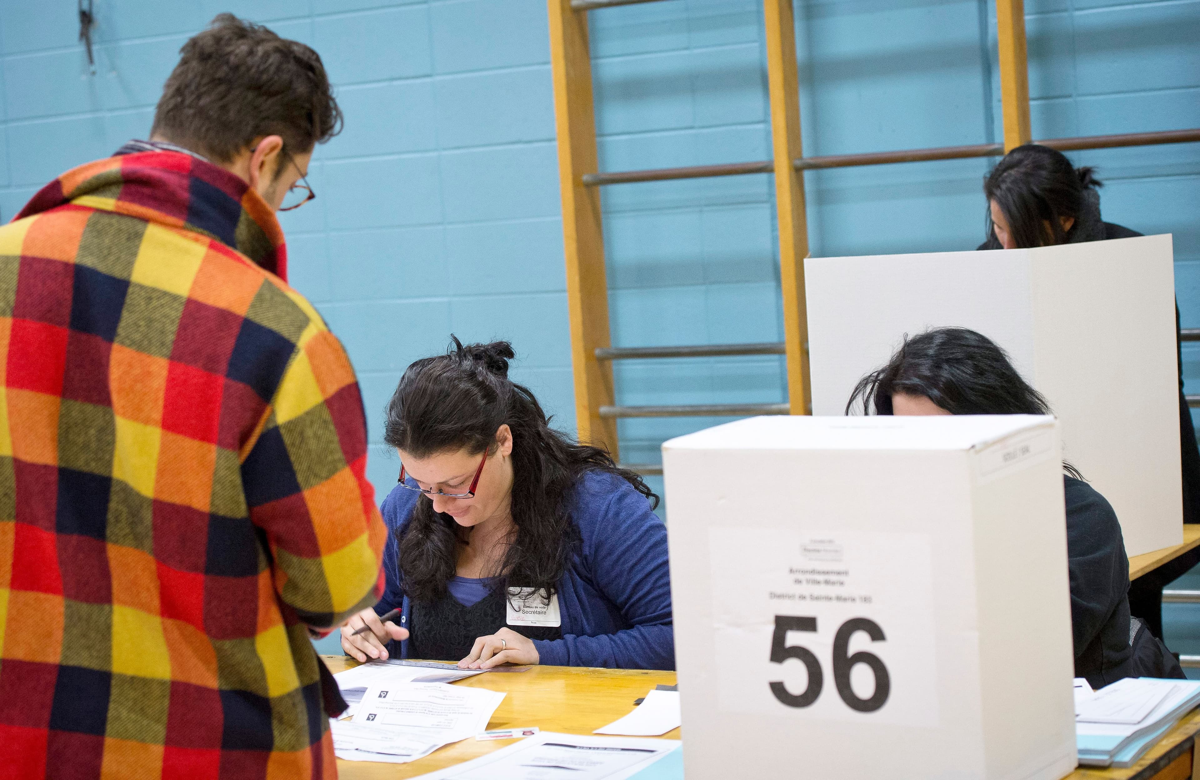 Un plus grand nombre d’électeurs pourrait participer au scrutin municipal, comme celui-ci, à Montréal, le 3 novembre 2013.