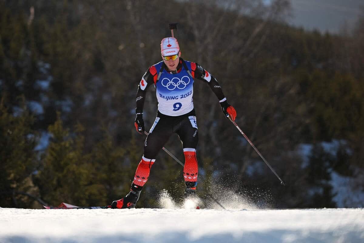 Scott Gow du Canada participe à l'épreuve individuelle de biathlon masculin de 20 km, le 08 février 2022 au Centre national de biathlon de Zhangjiakou, lors des Jeux olympiques d'hiver de 2022 à Beijing.