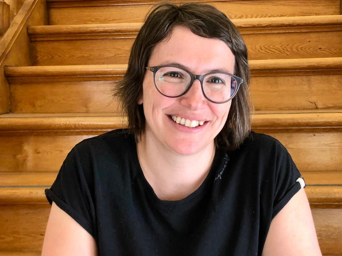 Marie-Hélène Sarrasin habite à Saint-Gabriel-de-Brandon et enseigne la littérature au cégep de Joliette.