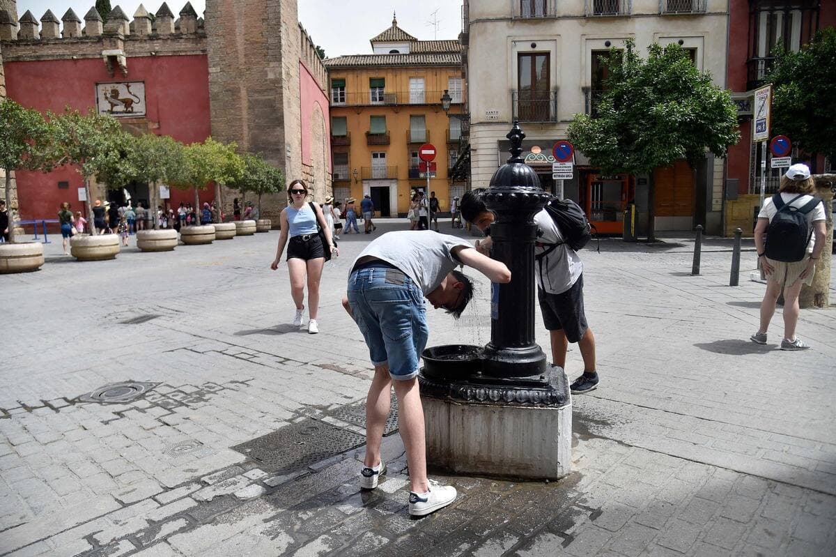 Des Sévillais tentent de se refroidir en s'aspergeant d'eau alors que le pays fait face à des températures anormalement élevées.