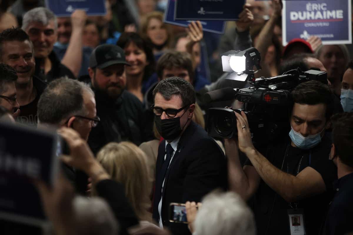 Éric Duhaime faisant son entrée dans le Centre communautaire Paul-Émile-Beaulieu, bondé à craquer pour un rassemblement conservateur dans la circonscription de Chauveau.