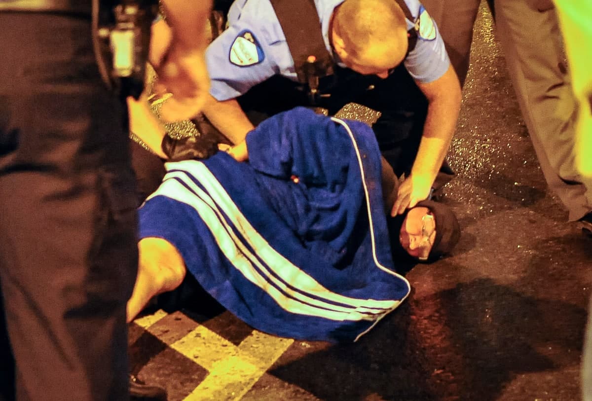 Des policiers ont maîtrisé Richard Henry Bain à l'extérieur du Métropolis après qu'il ait tiré sur deux techniciens de scène.