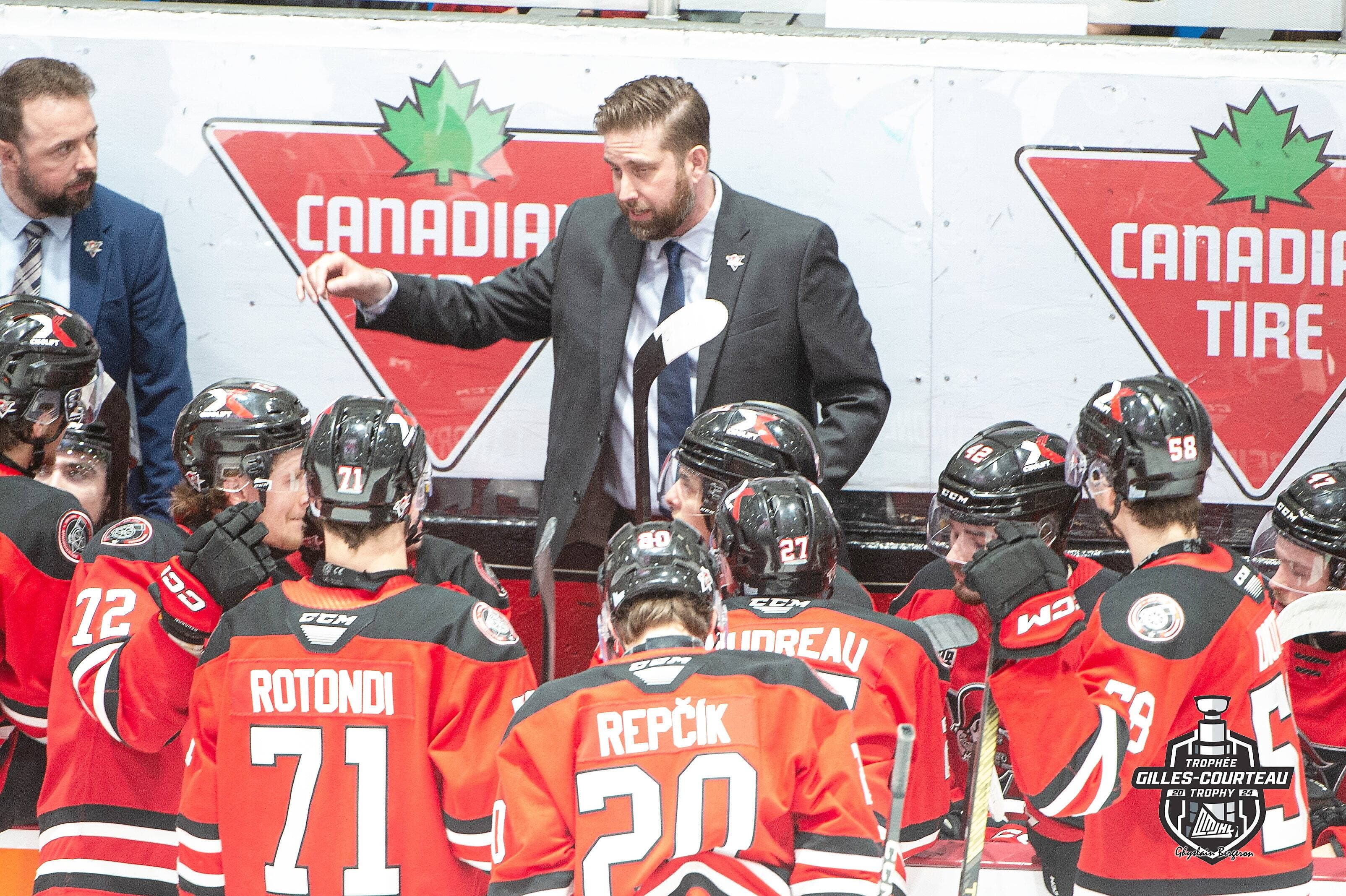 L’entraîneur-chef des Voltigeurs, Sylvain Favreau, donnant ses directives, lundi, lors du troisième match de la finale de la LHJMQ, au Centre Marcel-Dionne de Drummondville.