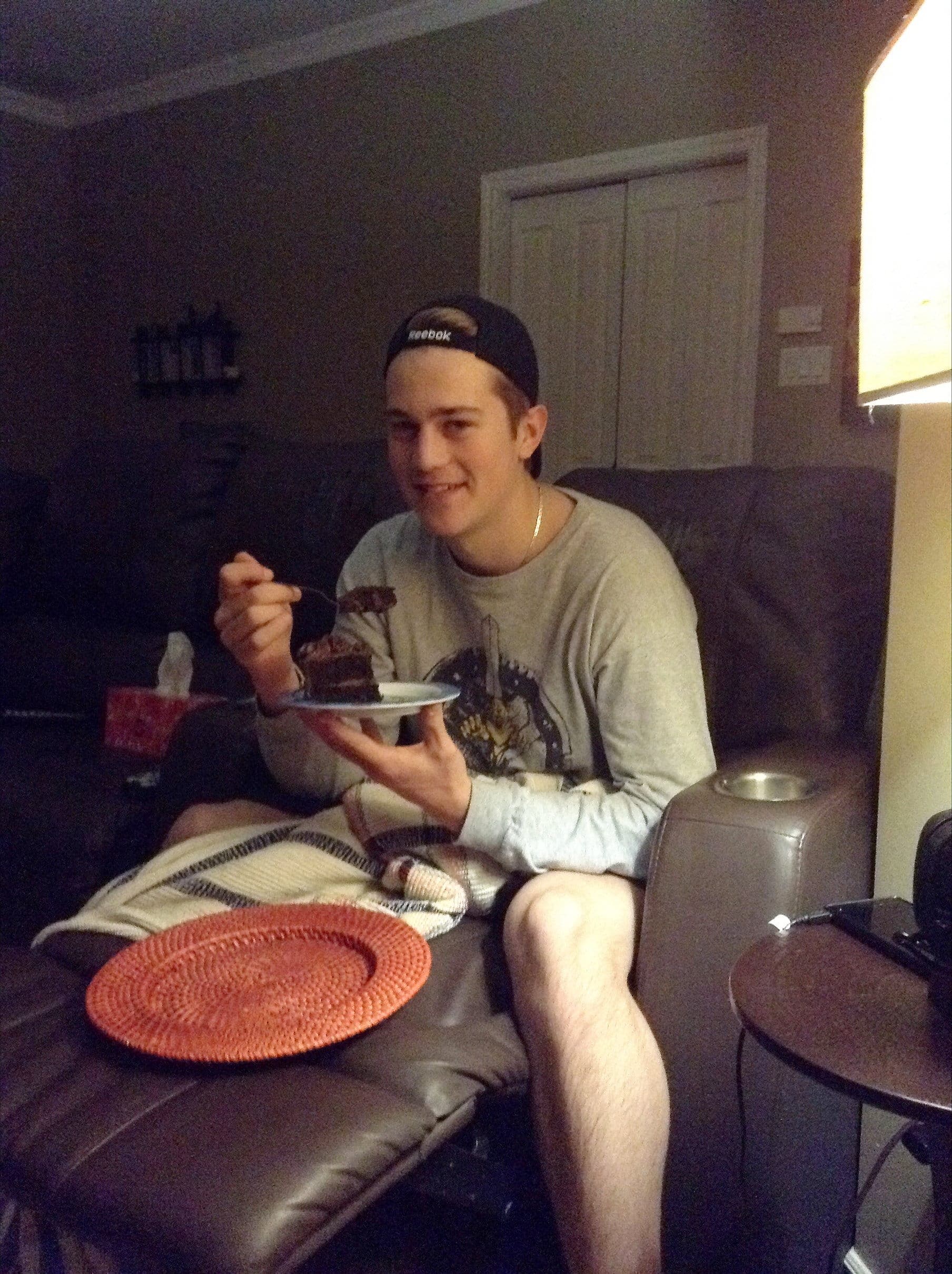 Samuel Montembeault mange un morceau de gâteau au chocolat, à l'époque où il était en pension chez Manon Doucet et Marc Bergeron.