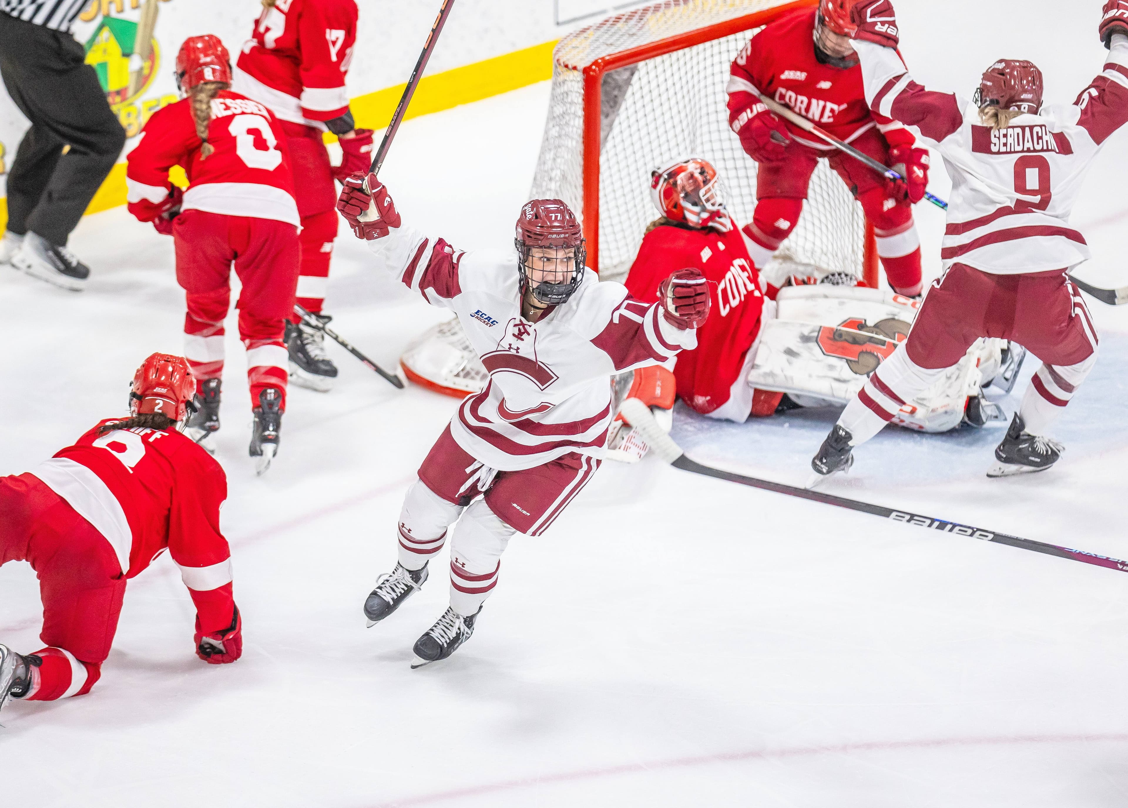 Dara Greig (qui célèbre au centre) de l'Université Colgate, a été reprêchée par Montréal dans la Ligue professionnelle de hockey féminin