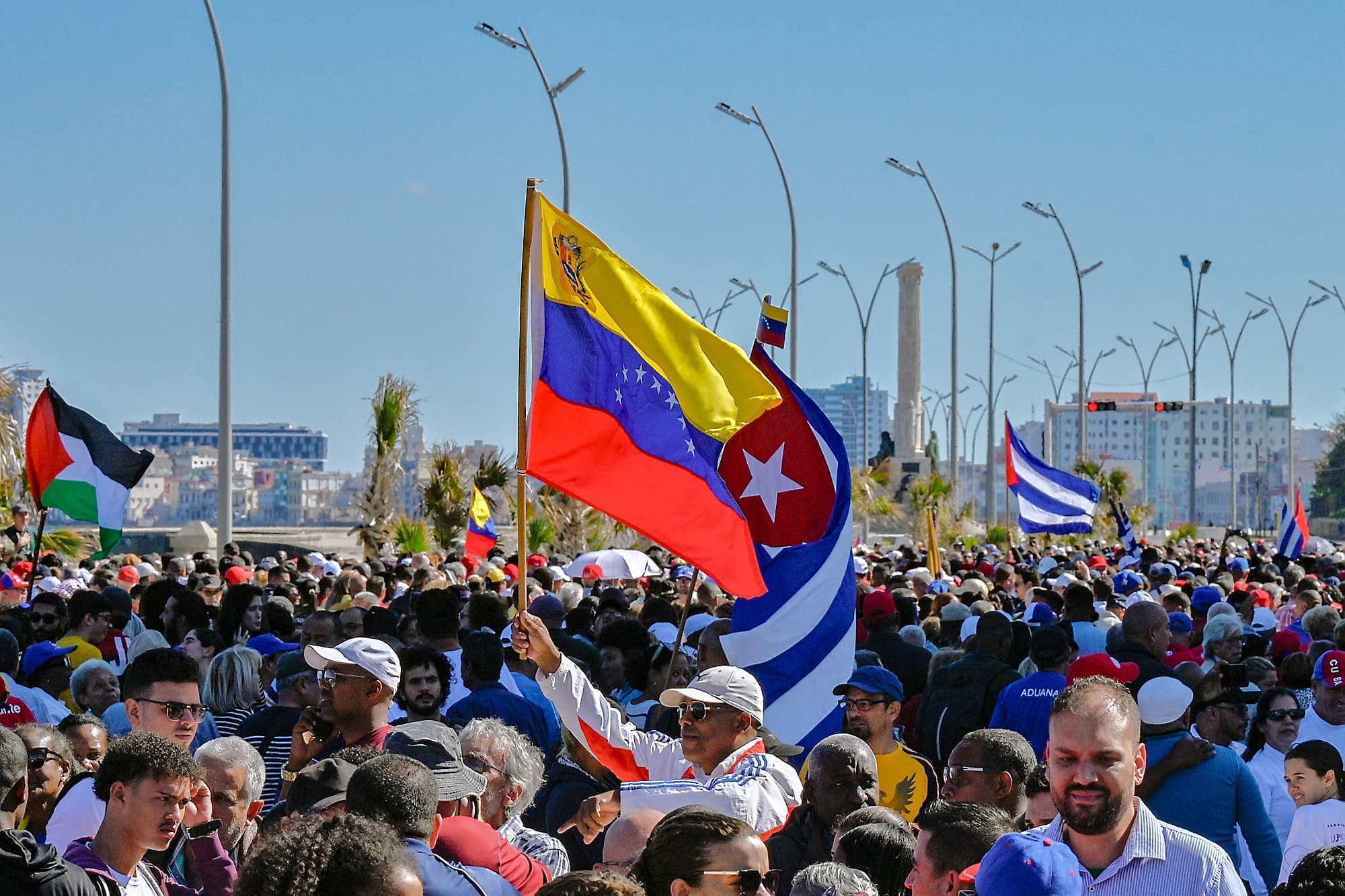 Les Cubains brandissent un drapeau vénézuélien et un drapeau cubain lors d’un rassemblement en soutien au dirigeant vénézuélien Nicolas Maduro à La Havane, le 3 janvier 2026.