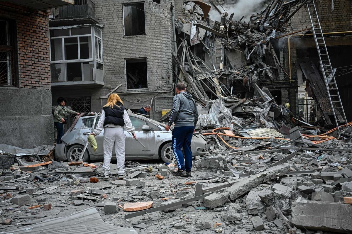 Des résidents de Kharkiv constatent les dégâts après une attaque russe.