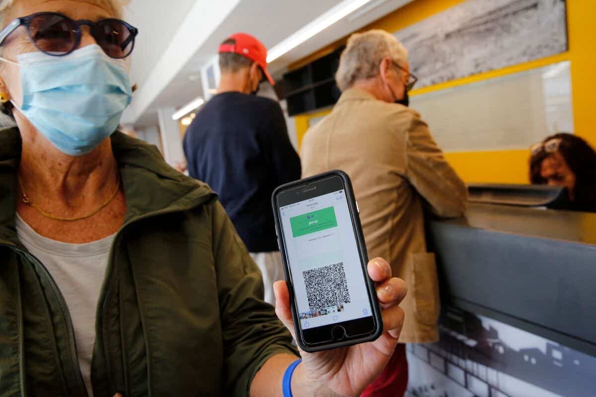 Une femme montre sa «passe verte» pour entrer dans un gym et une piscine à Tel Aviv, un passeport vaccinal attestant qu'elle a été vaccinée contre la COVID-19. C'est l'un des formats envisagés par le gouvernement Legault.