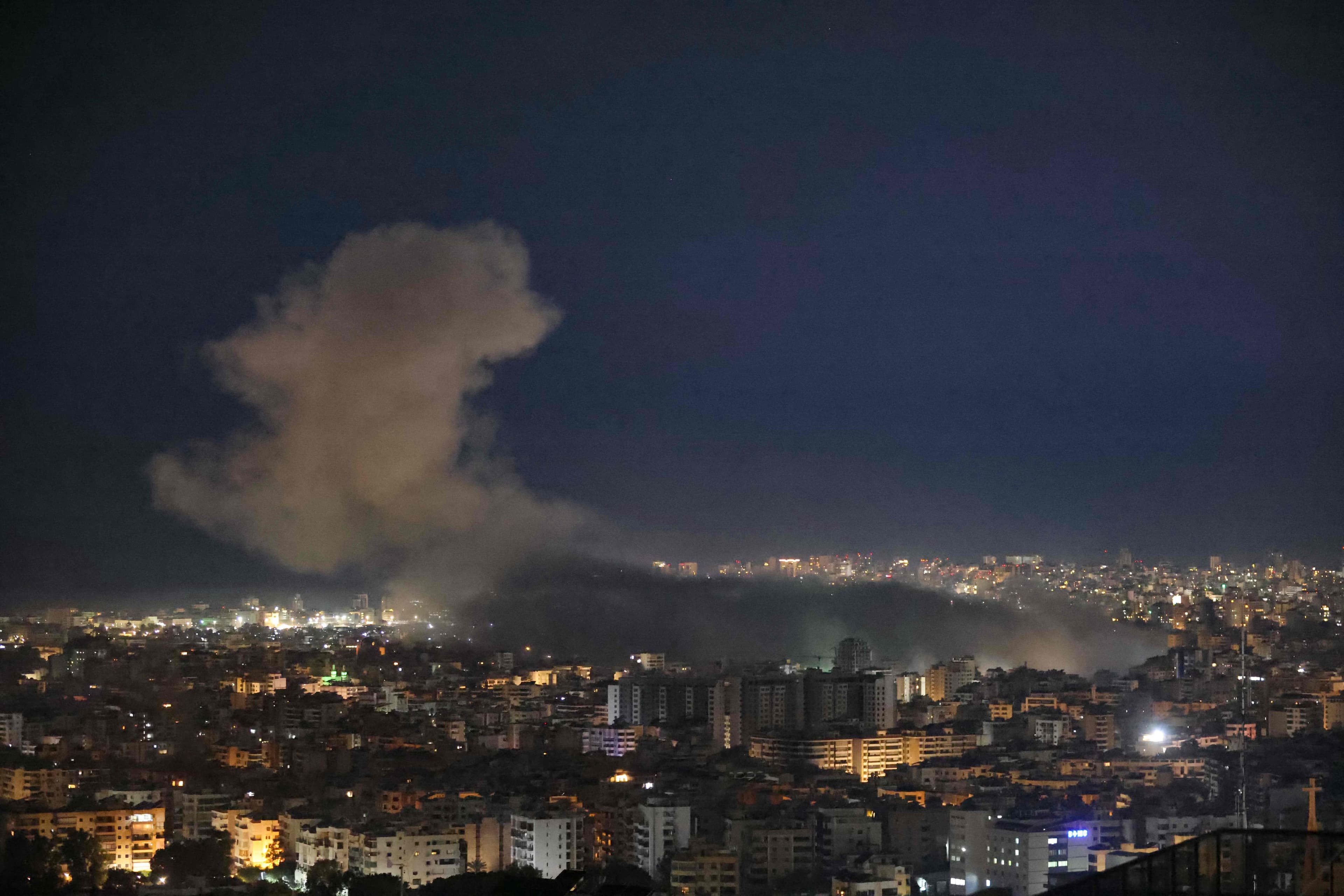 De la fumée s’élève du site d’une frappe aérienne israélienne qui a visé le quartier Haret Hreik, dans la banlieue sud de Beyrouth, le 5 mars 2026.