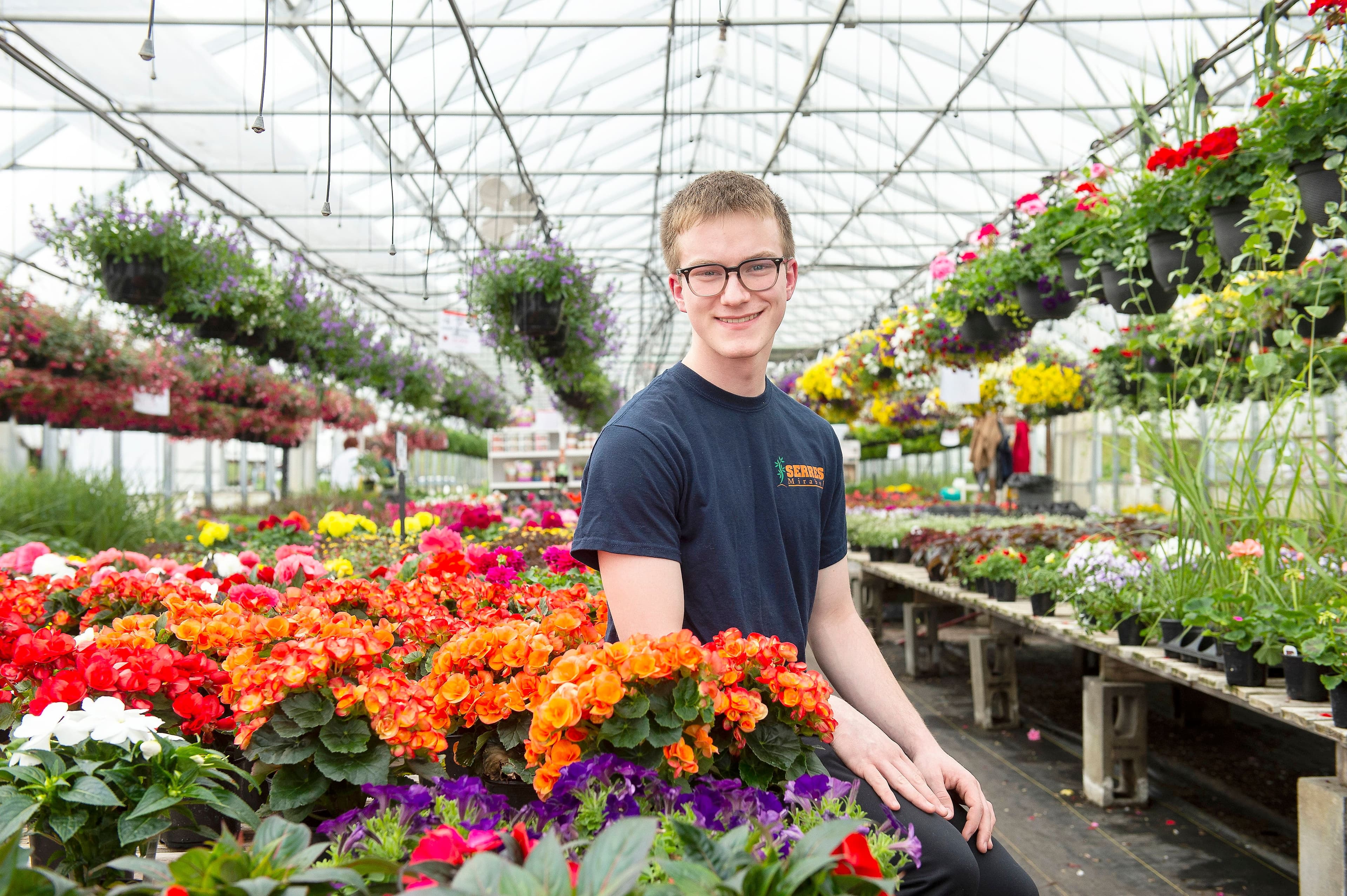 Xavier Dion-Lacasse, qui pratique le patinage artistique synchronisé, arrive à financer sa carrière grâce à le vente de fleurs.