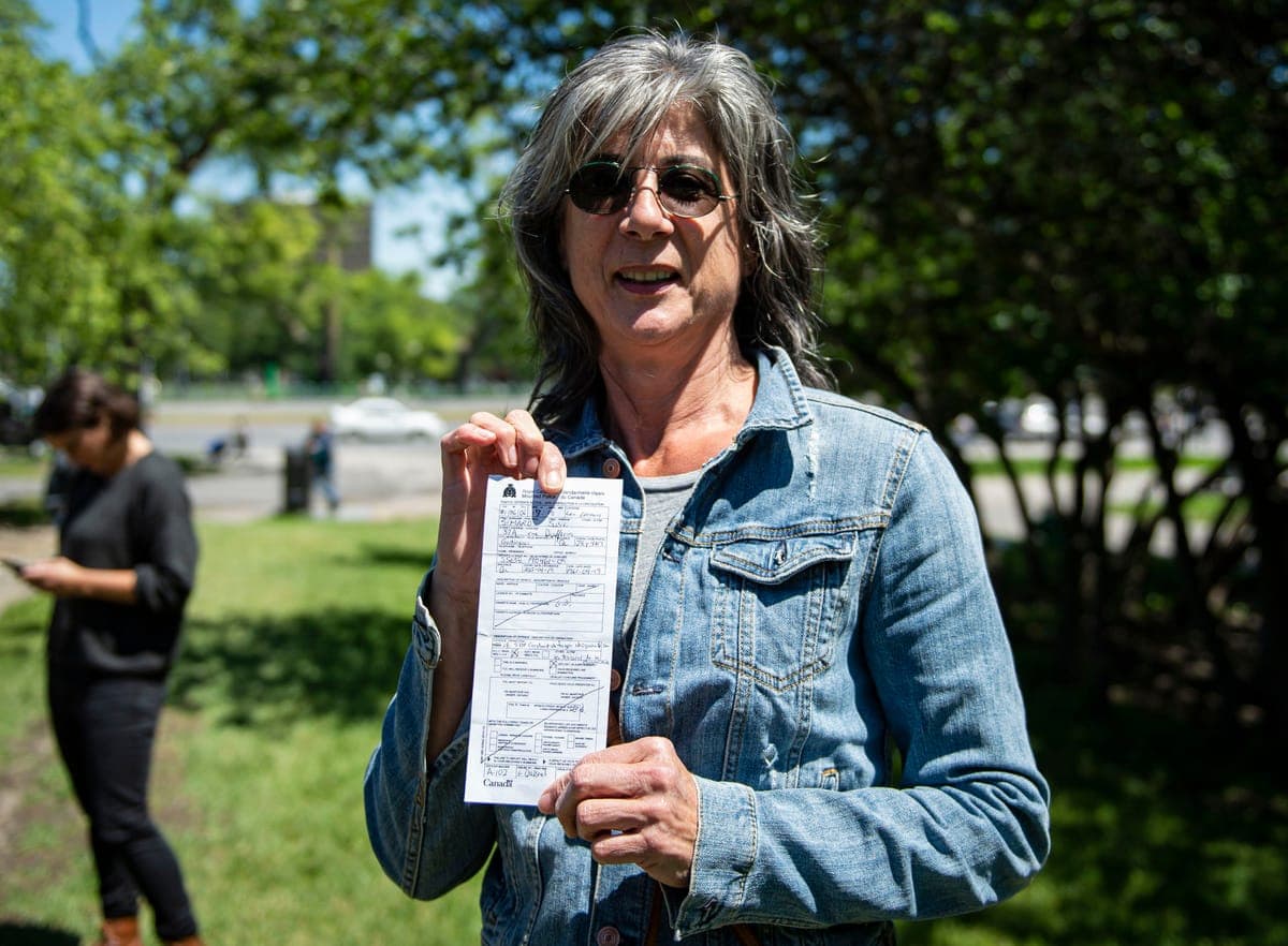 Susie Simard montre l'avertissement qu'elle a reçu de la GRC sur une plage de Gatineau.