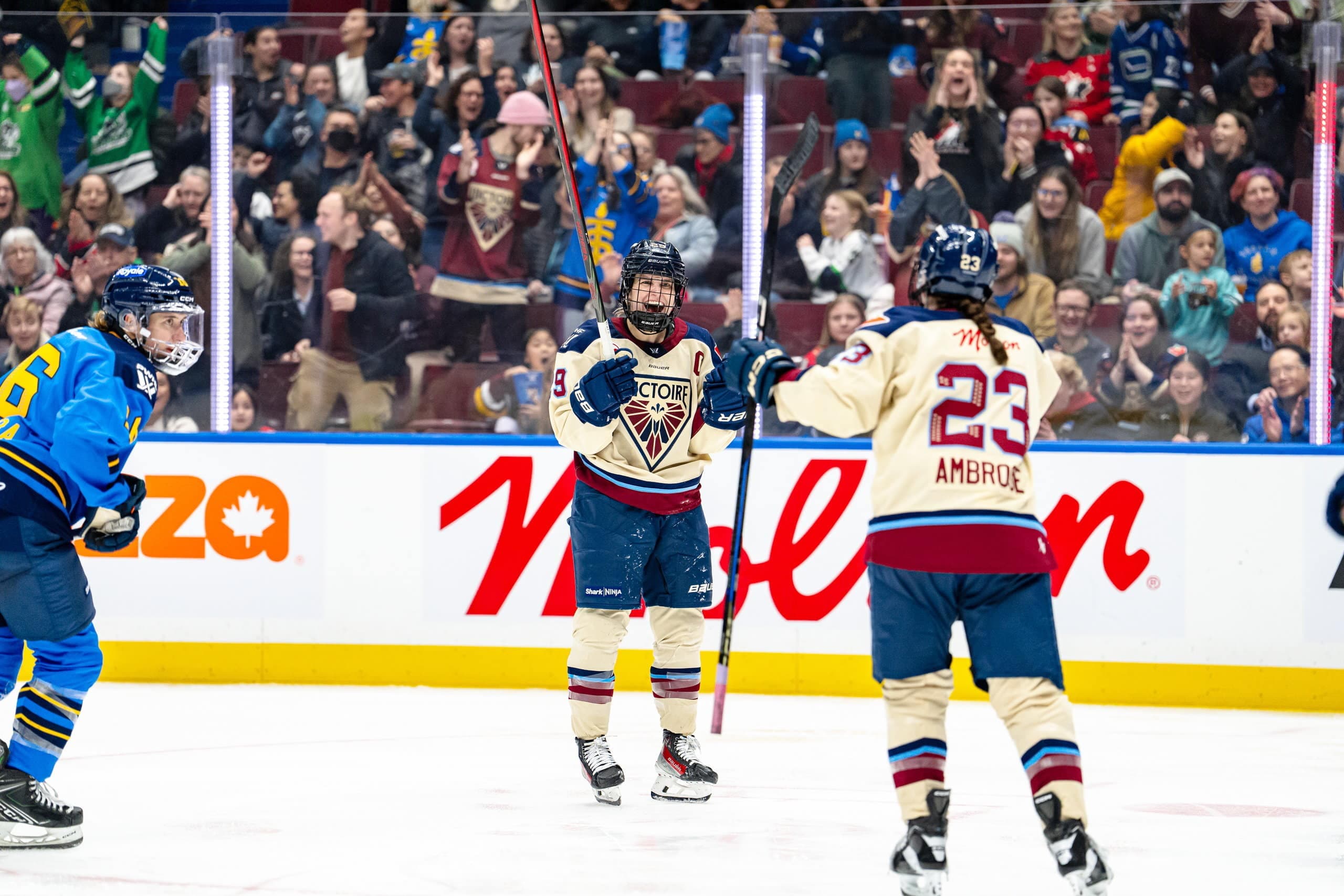 Marie-Philip Poulin a marqué deux buts, dont un sur une passe d’Erin Ambrose, dans un gain de 4 à 2 de la Victoire de Montréal contre les Sceptres de Toronto, le 8 janvier, devant une salle comble au Rogers Arena de Vancouver.