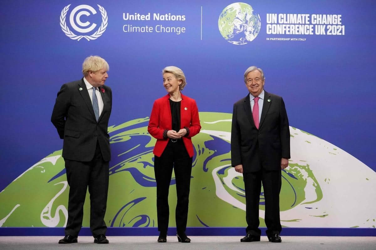 Le premier ministre britannique, Boris Johnson, et le secrétaire général des Nations Unies, Antonio Guterres, entourent la présidente de la commission européenne, Ursula von der Leyen.