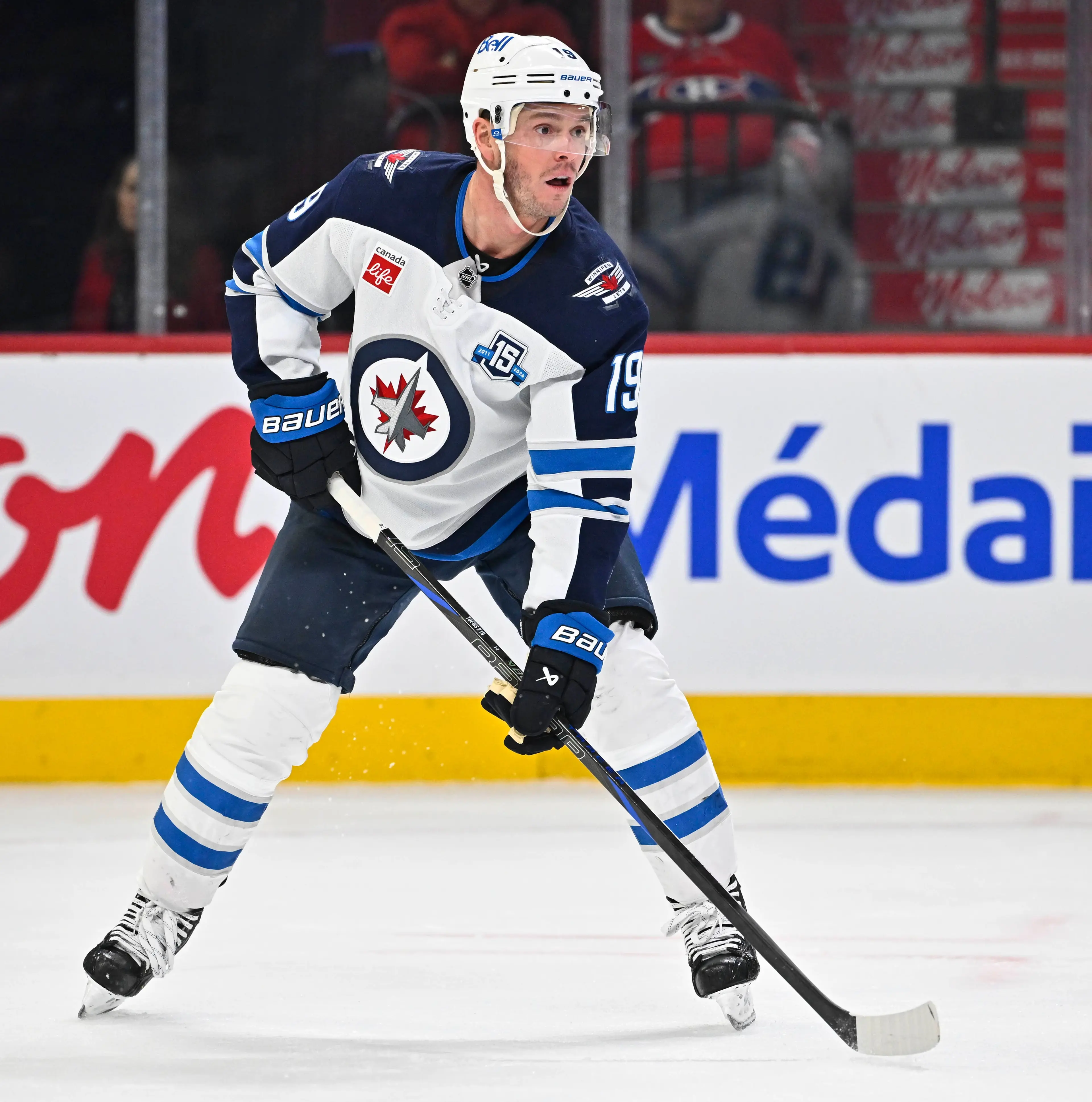 (C) Jonathan Toews #19 (WIN) lors de la deuxième période du match entre les Jets de Winnipeg et du Canadien de Montréal au Centre Bell le mercredi 3 décembre 2025. Photo Martin Chevalier