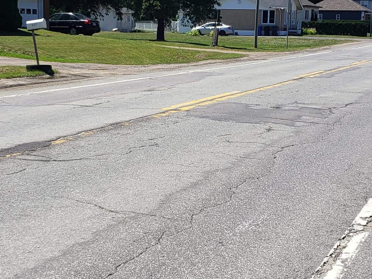 Sur la photo prise en juin 2021: la route 158 entre Berthierville et Saint-Ignace-de-Loyola est fissurée et rapiécée à plusieurs endroits.