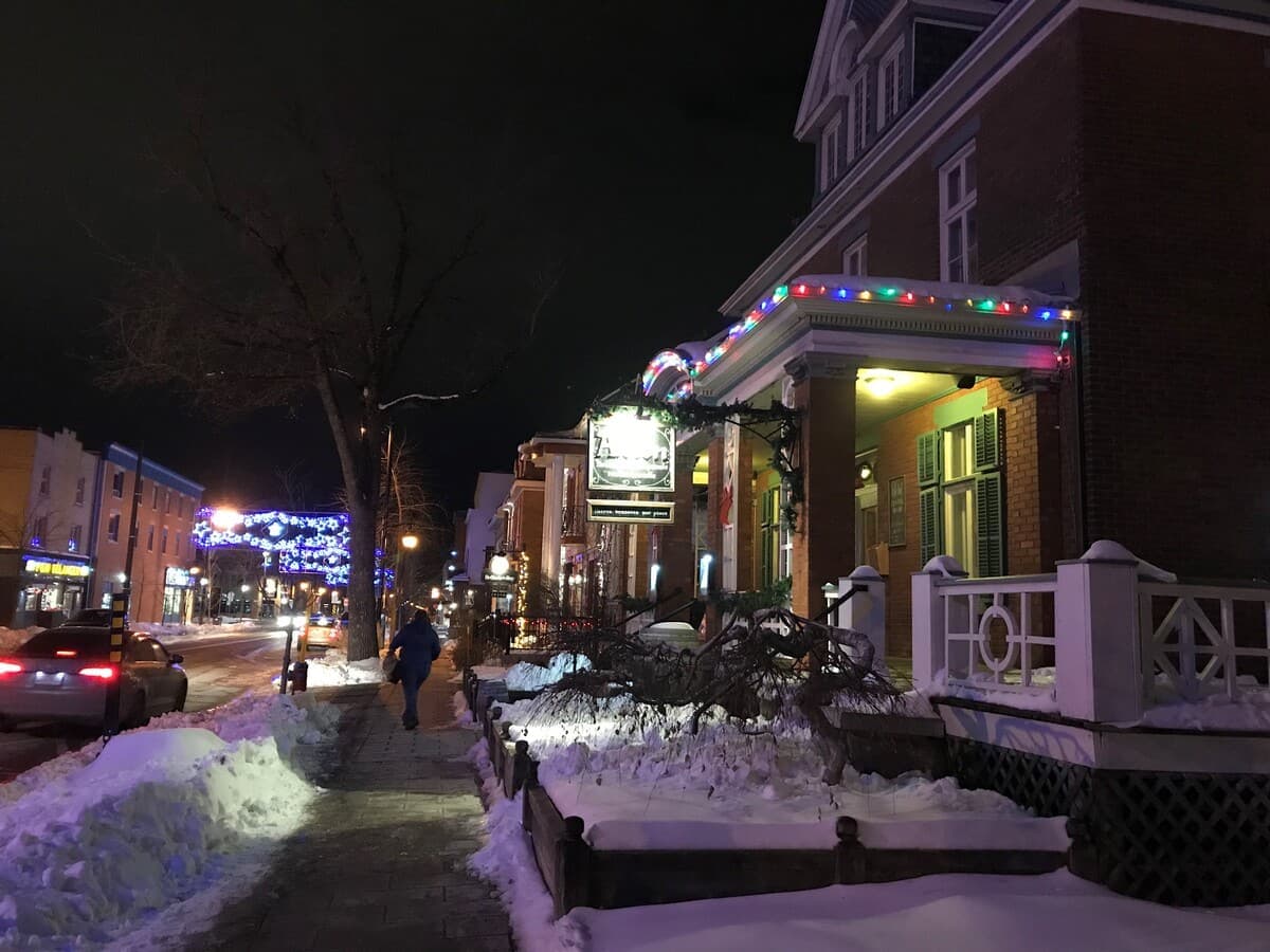 Des clients quittaient encore la brasserie artisanale L'Albion avec leur provision de bière, une trentaine de minutes avant l'heure du couvre-feu.