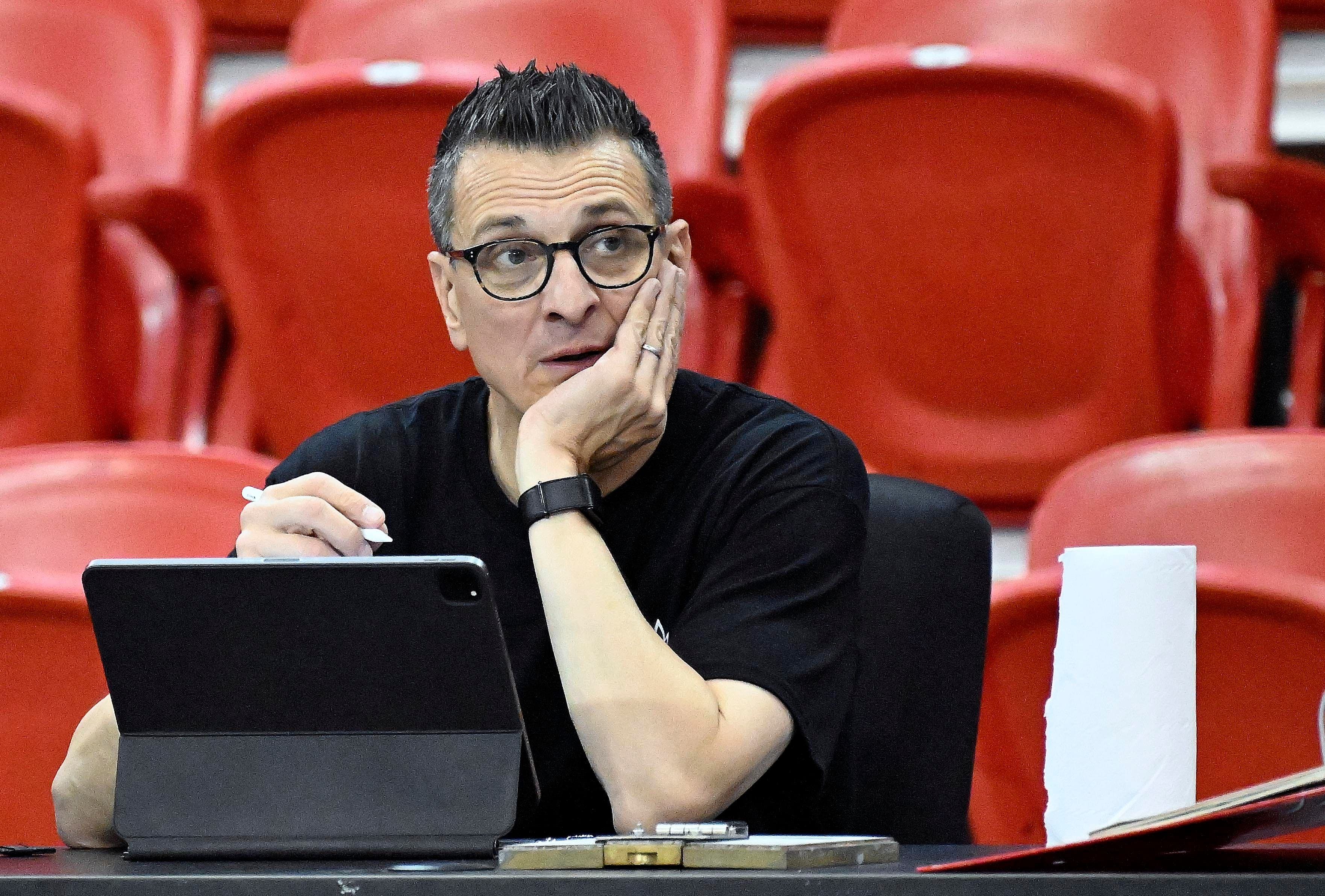 L'entraîneur Giovanni Guidetti lors d’une pratique de l’équipe canadienne au PEPS de l’Université Laval le 5 juin 2026.