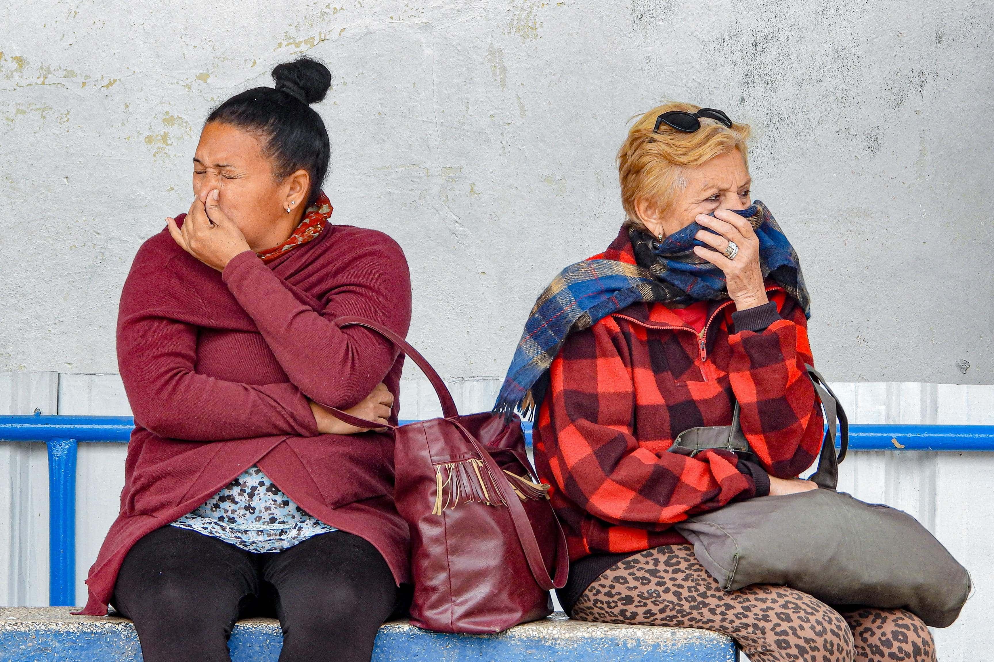 Des femmes se protègent le visage du froid en attendant un bus à La Havane, le 3 février 2026. Photo ADALBERTO ROQUE / AFP)
