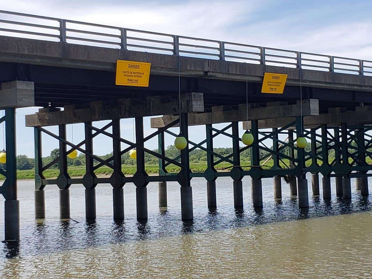 Nos routes en déroute: la route 158 à Saint-Ignace-de-Loyola inquiète dans cette municipalité de Lanaudière. Sur la photo prise en juin 2021: des affiches jaunes où il est écrit «Danger chute de matériaux passage interdit» ont été placées en-dessous du pont enjambant le ruisseau de l’île aux Castors.