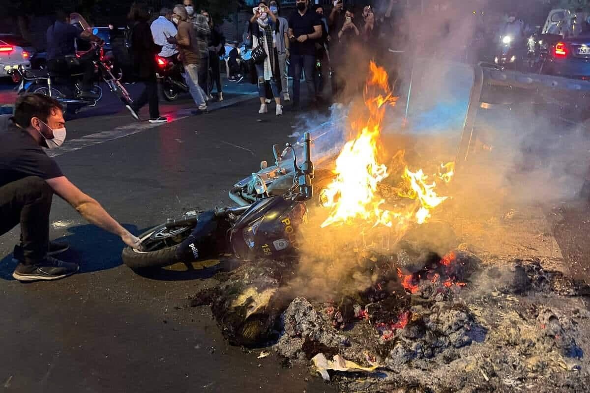 Un feu brûle en pleine rue à Téhéran.
